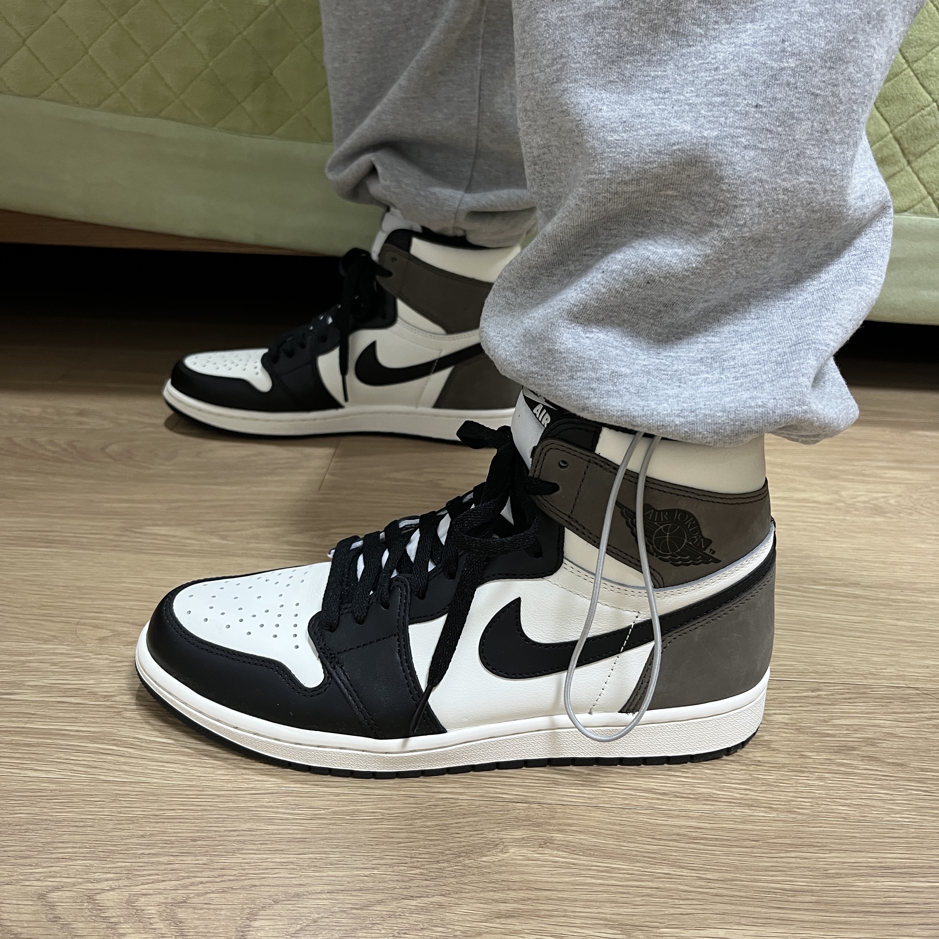 Jordan 1 Retro High OG Black Mocha 착용 스타일 - 2