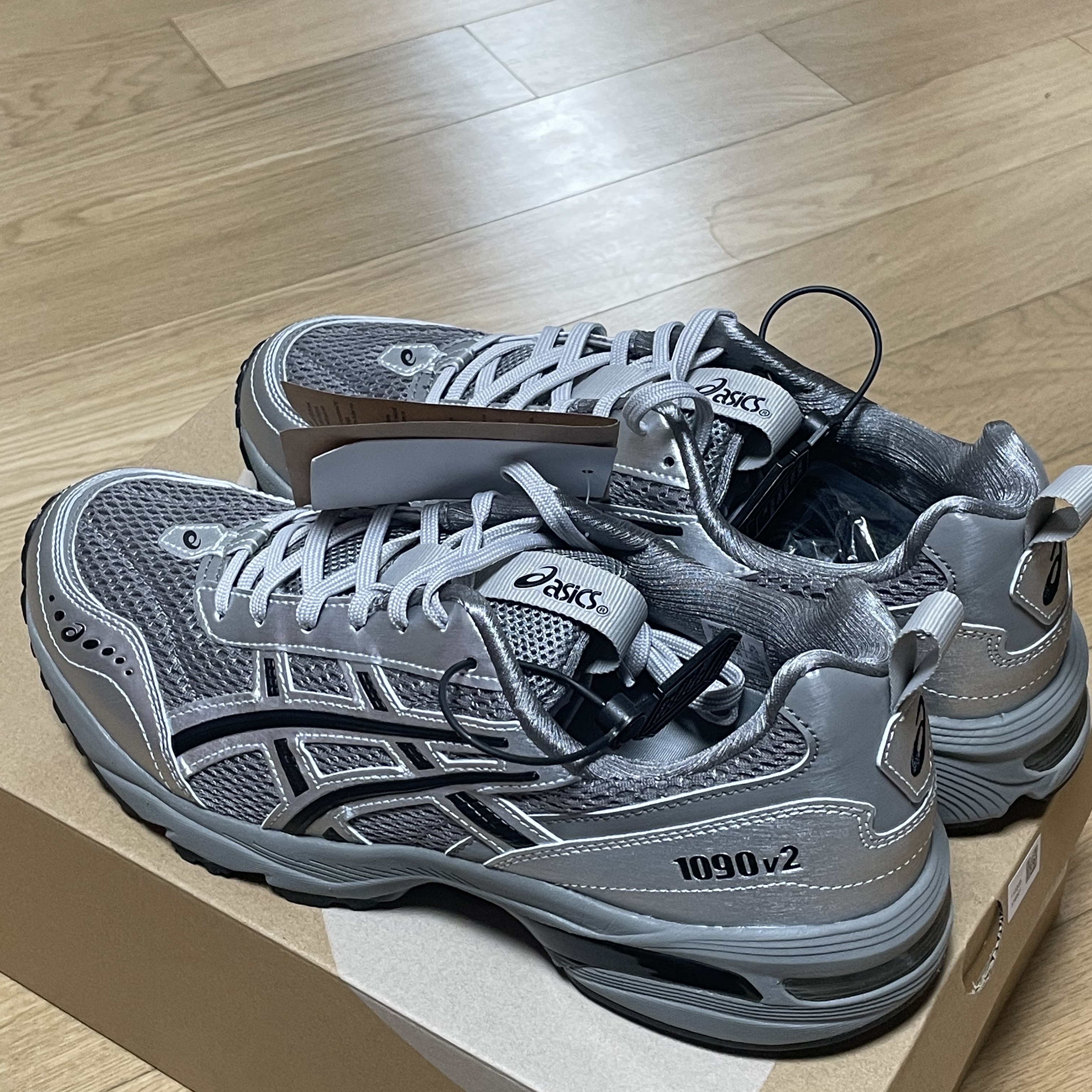 Asics x Freja Wewer Gel-1090 V2 Clay Grey Pure Silver 착용 스타일
