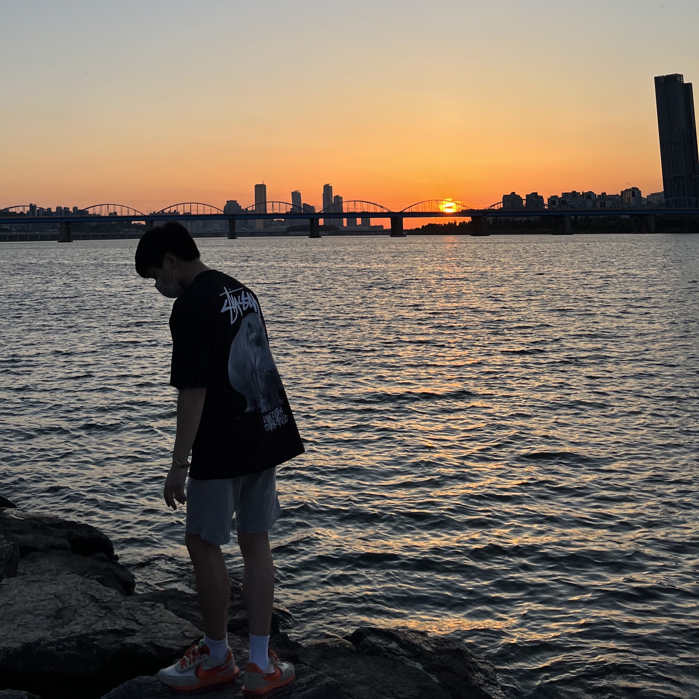 Nike x Sacai x Clot LDWaffle Orange Blaze, Stussy Livin' Large T-Shirt Black 착용 스타일