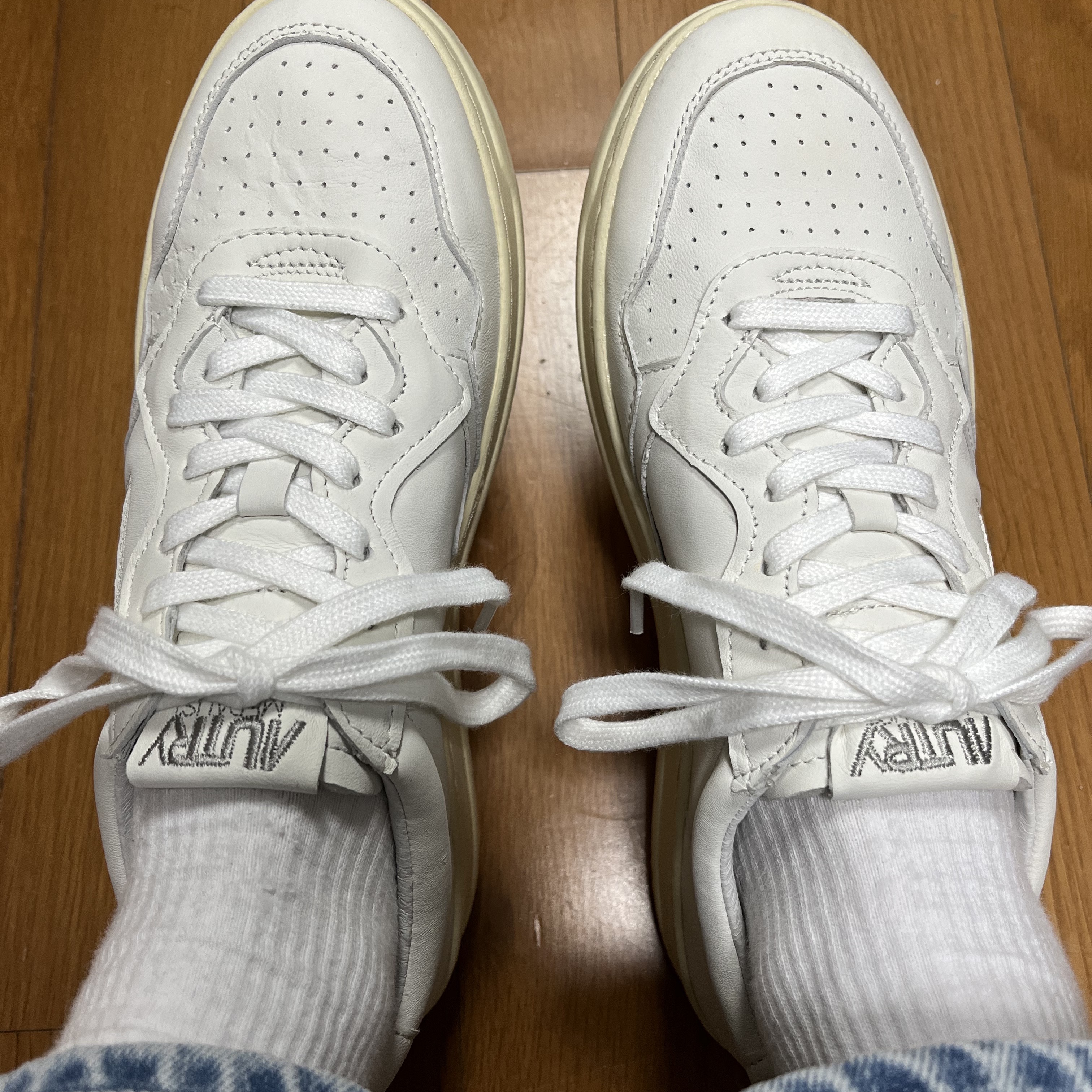 Autry Medalist Low Goatskin Sneakers White 착용 스타일