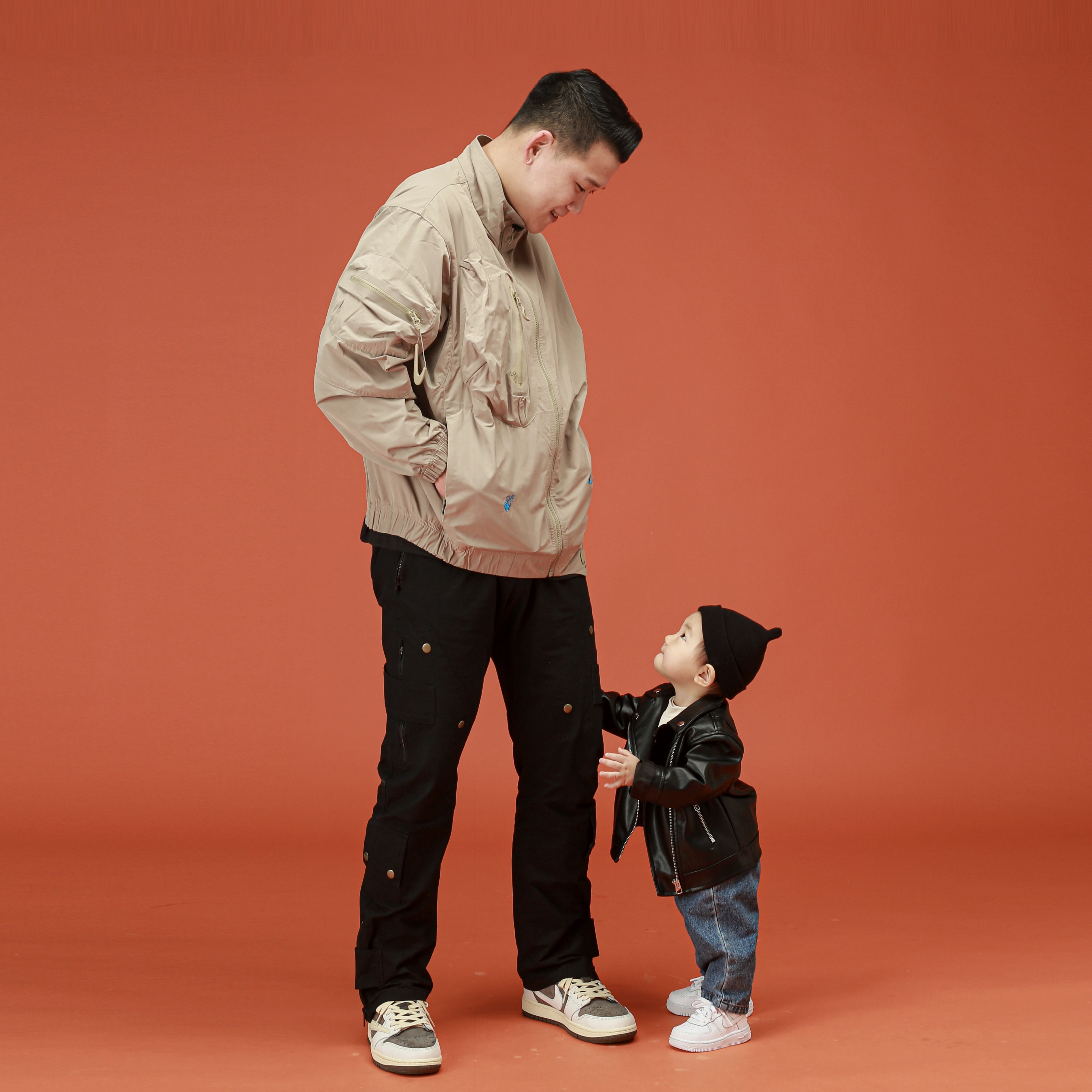 Nike x Off-White NRG Track Jacket Khaki - Asia, Jordan 1 x Travis Scott Retro Low OG SP Sail and Ridgerock 착용 스타일 - 1
