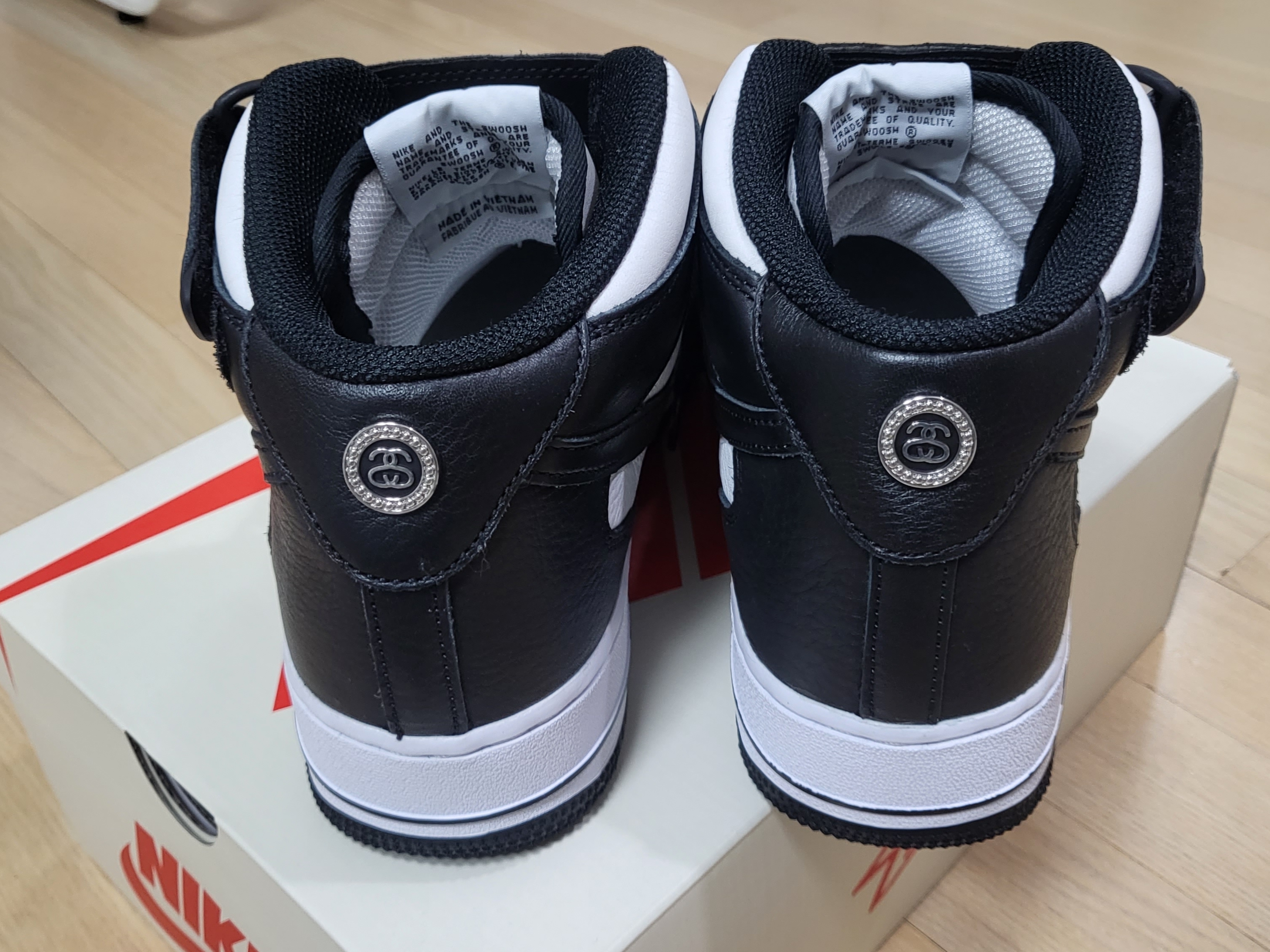 Nike x Stussy Air Force 1 '07 Mid SP Black and Light Bone 착용 스타일 - 4