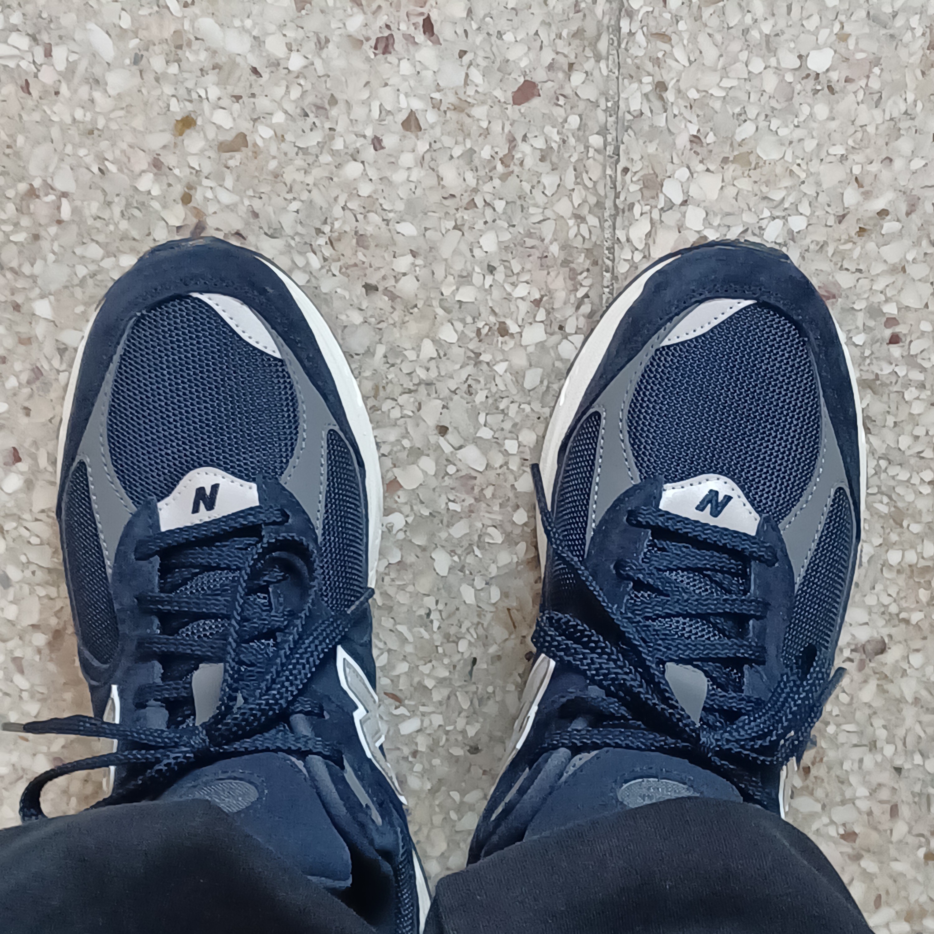 New Balance 2002R Eclipse Castlerock 착용 스타일 - 1