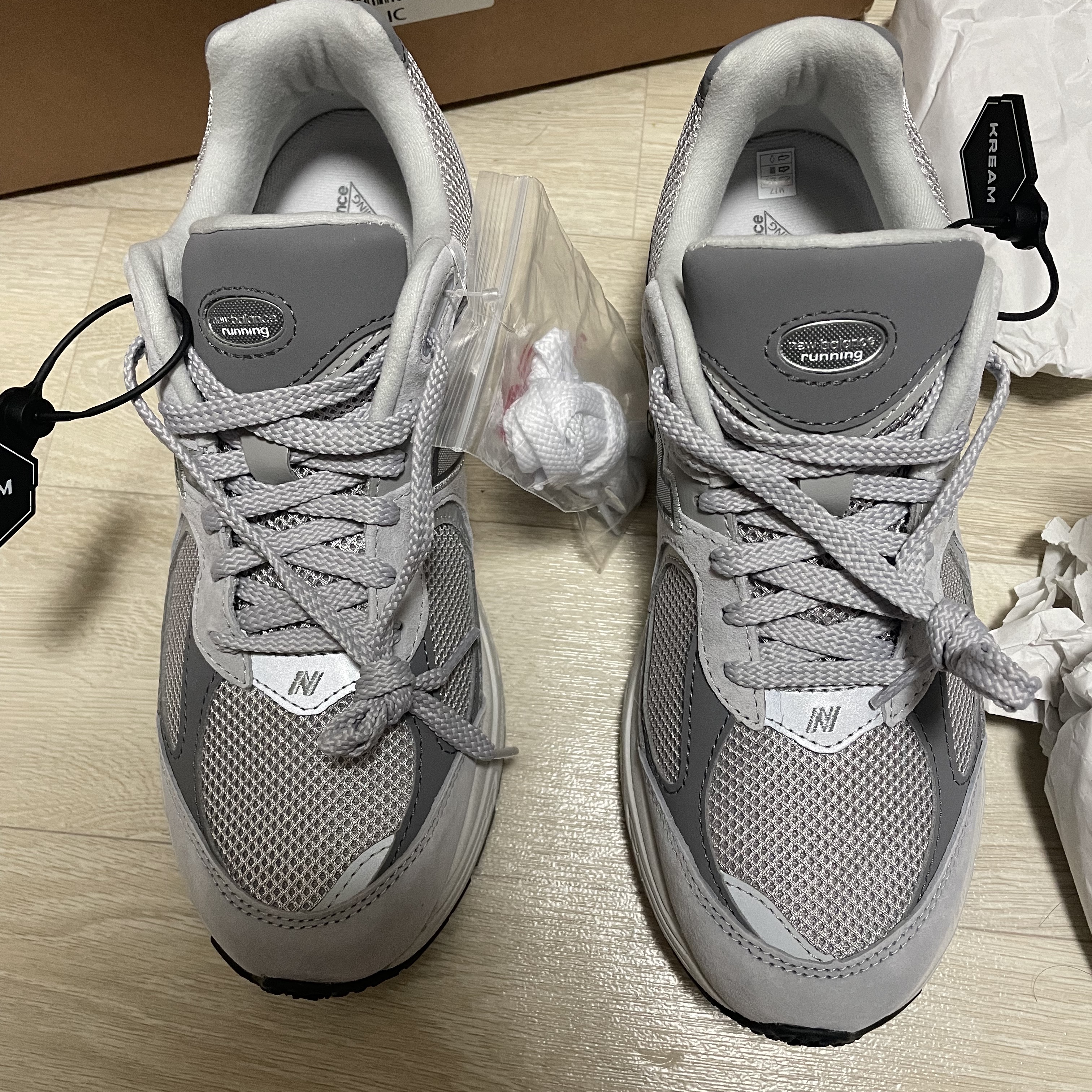 New Balance 2002R T2 Gray 착용 스타일 - 2