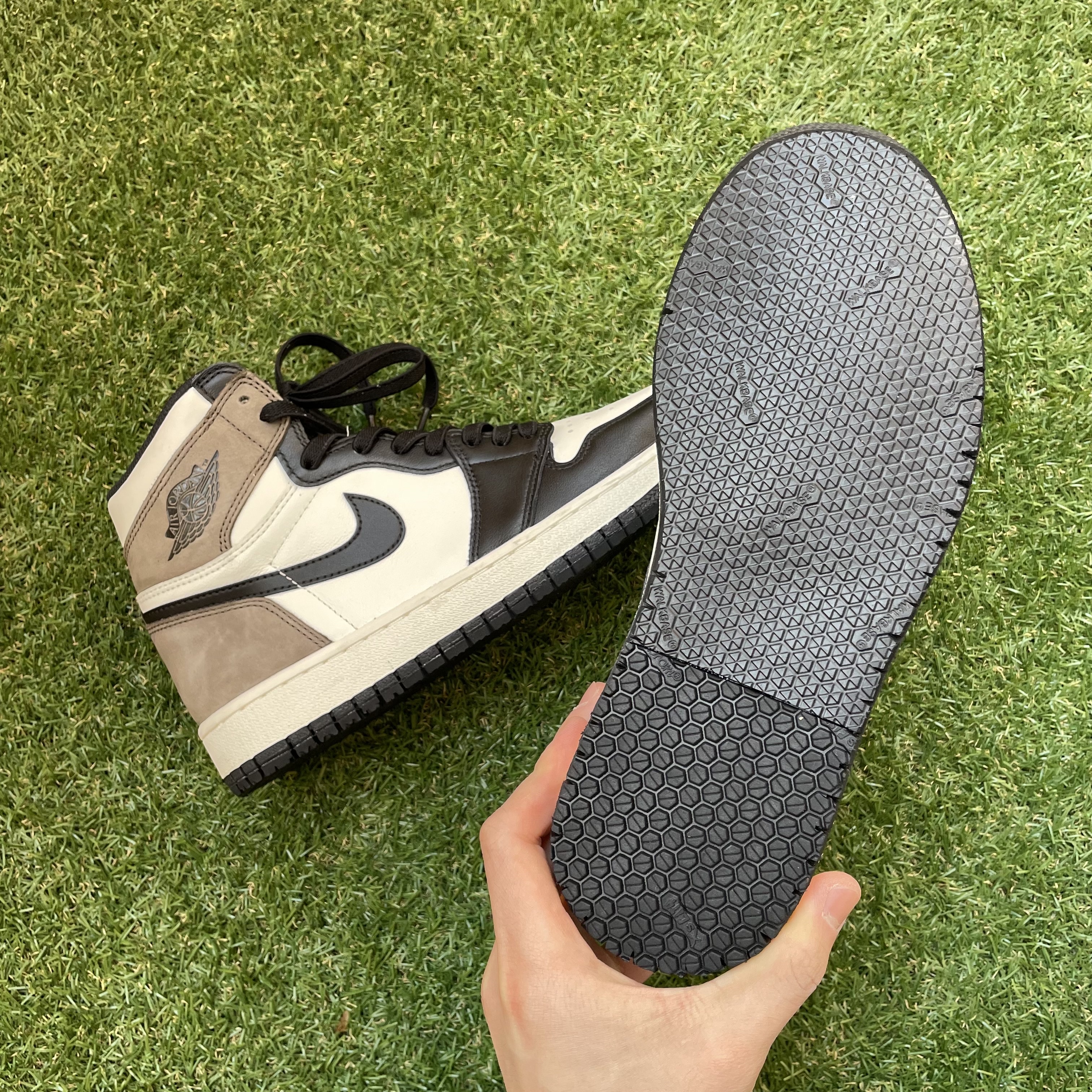 Jordan 1 Retro High OG Black Mocha 착용 스타일 - 3