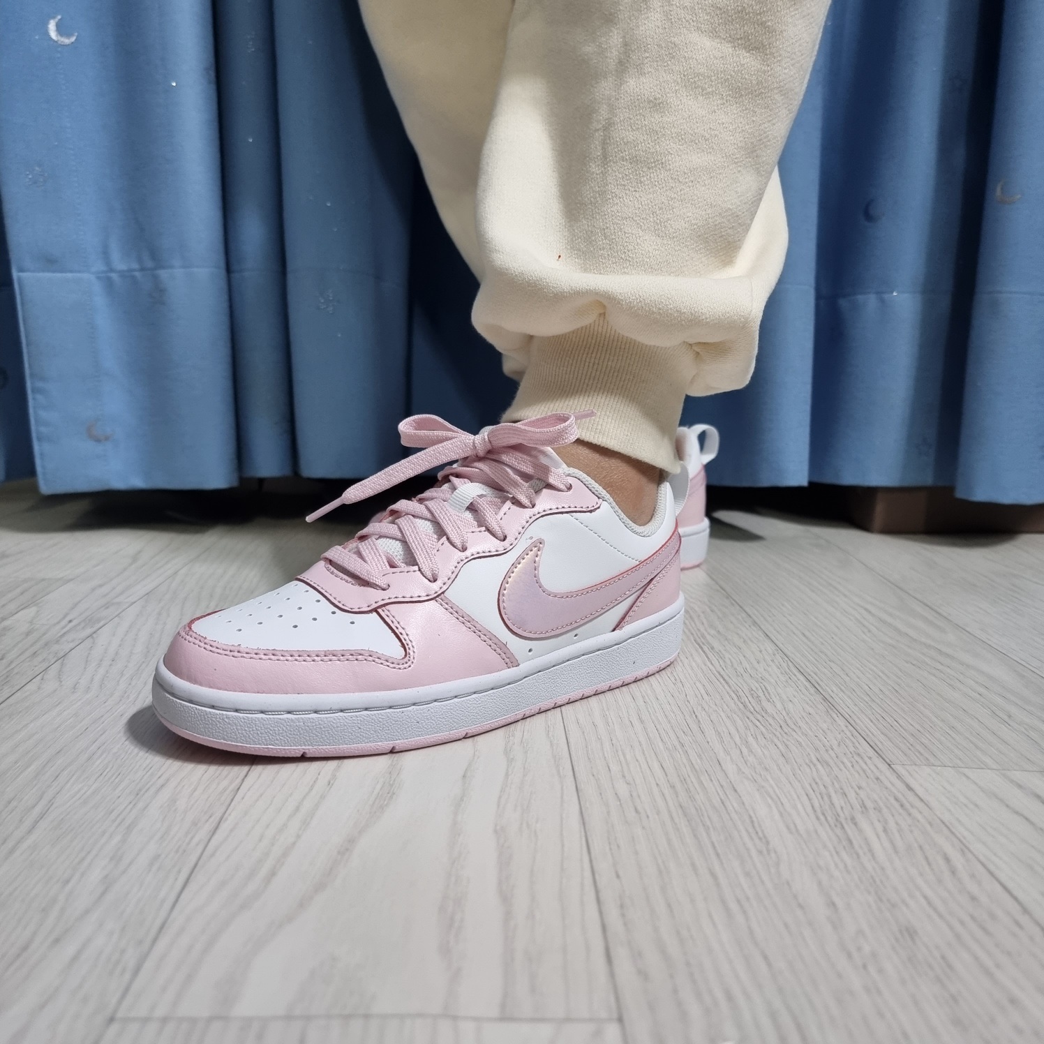 (GS) Nike Court Borough 2 SE White Pink Foam 착용 스타일 - 1