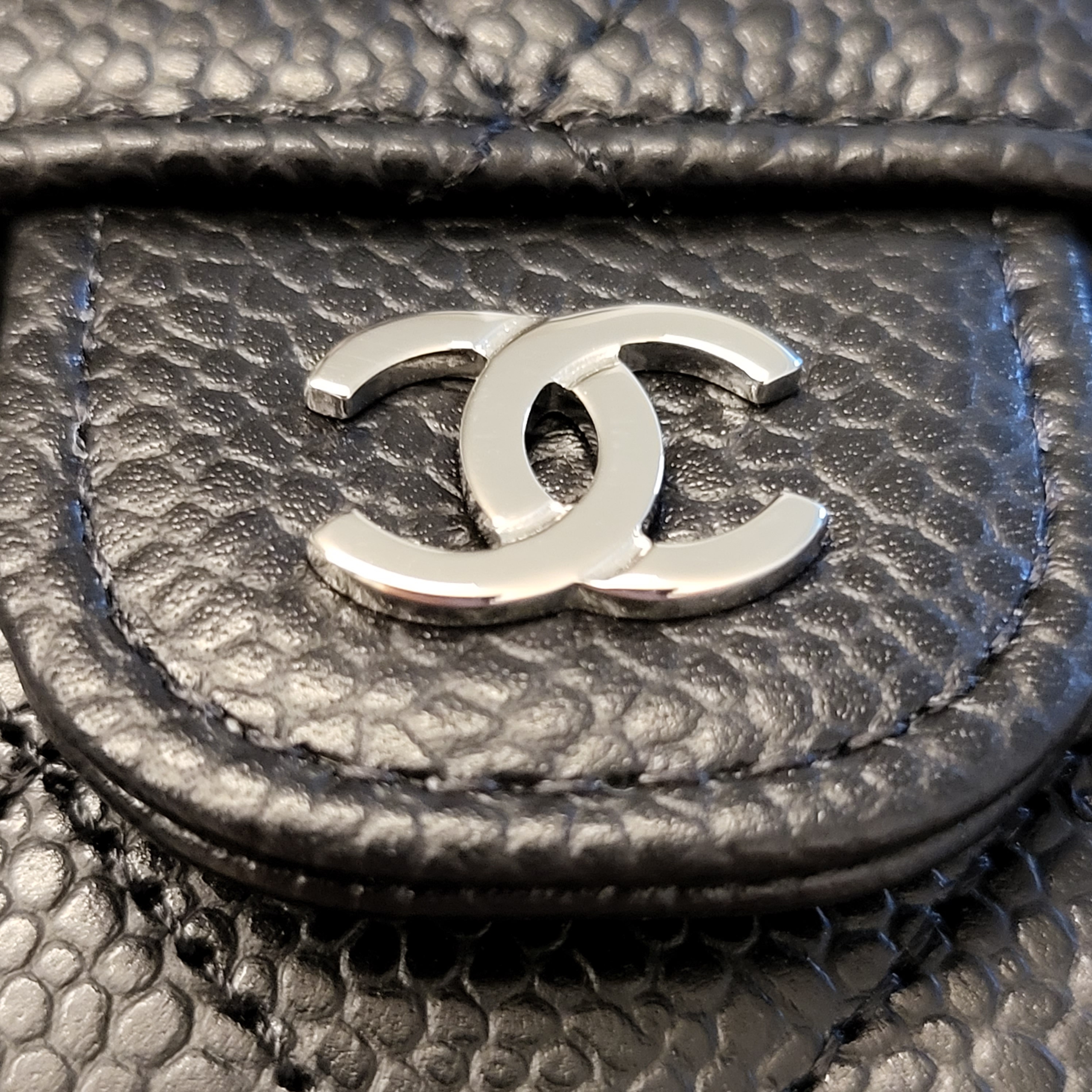 Chanel Small Classic Flap Wallet Grained Calfskin & Silver Black 착용 스타일