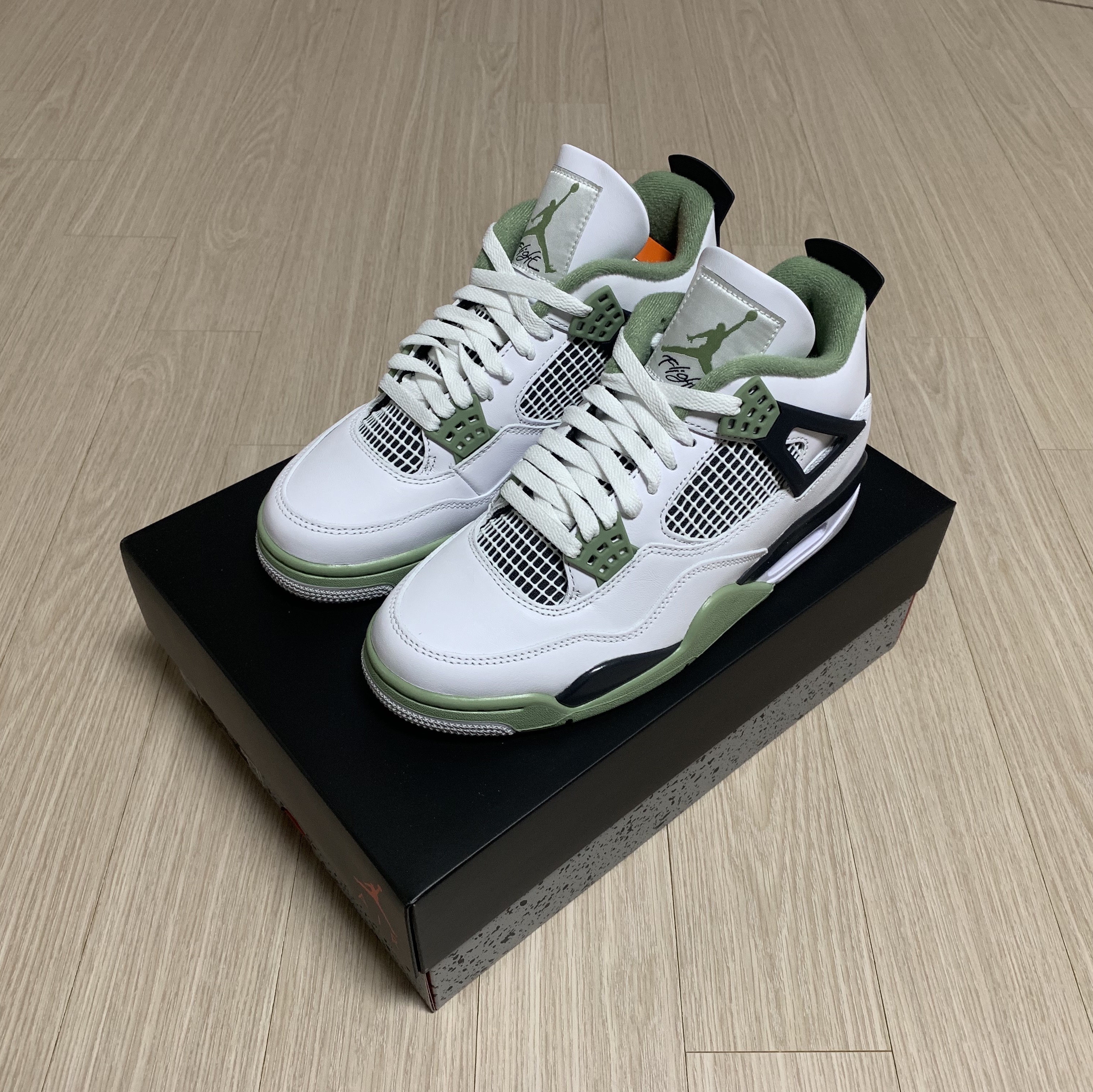(W) Jordan 4 Retro Oil Green 착용 스타일 - 1