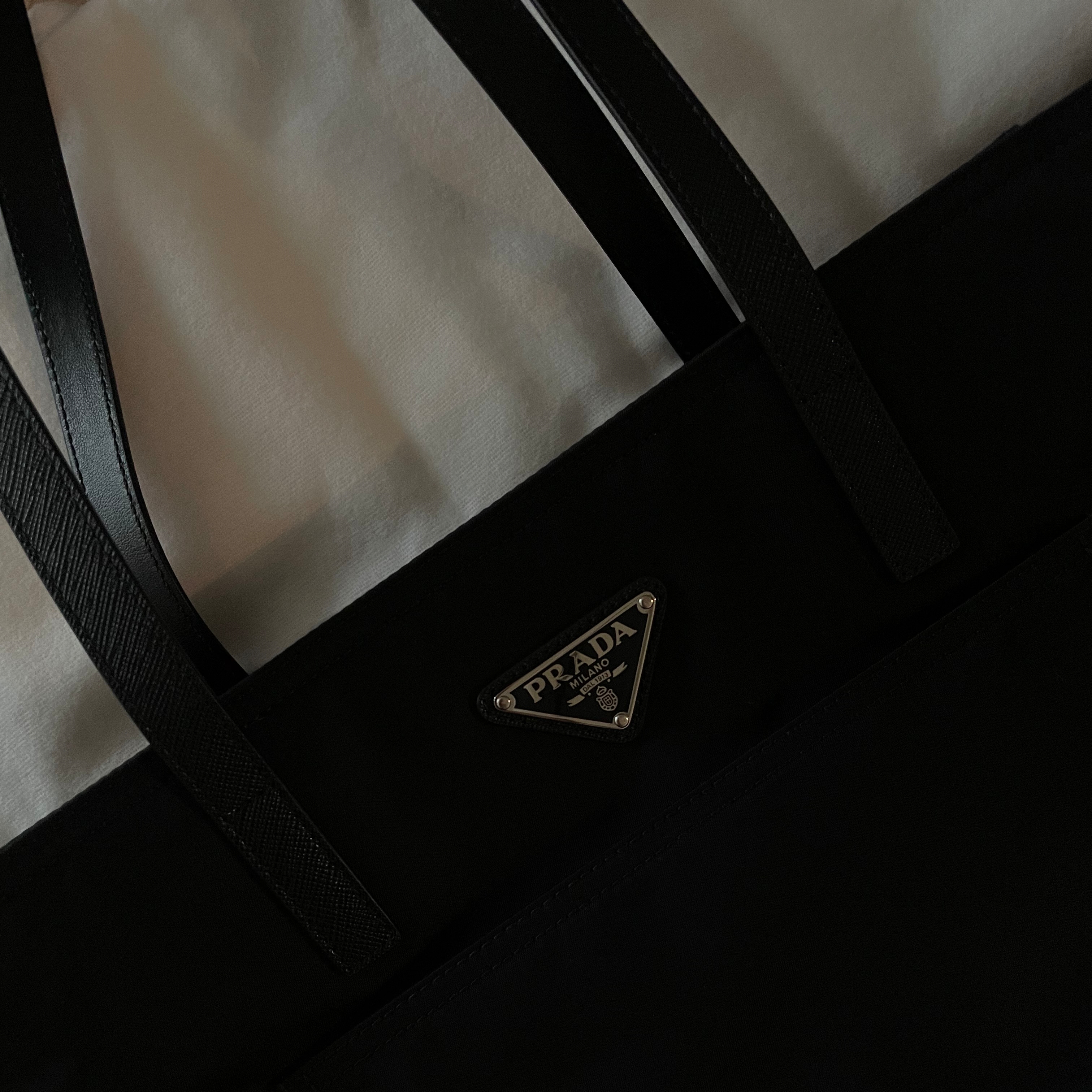 Prada Re-Nylon Tote Bag Black 착용 스타일