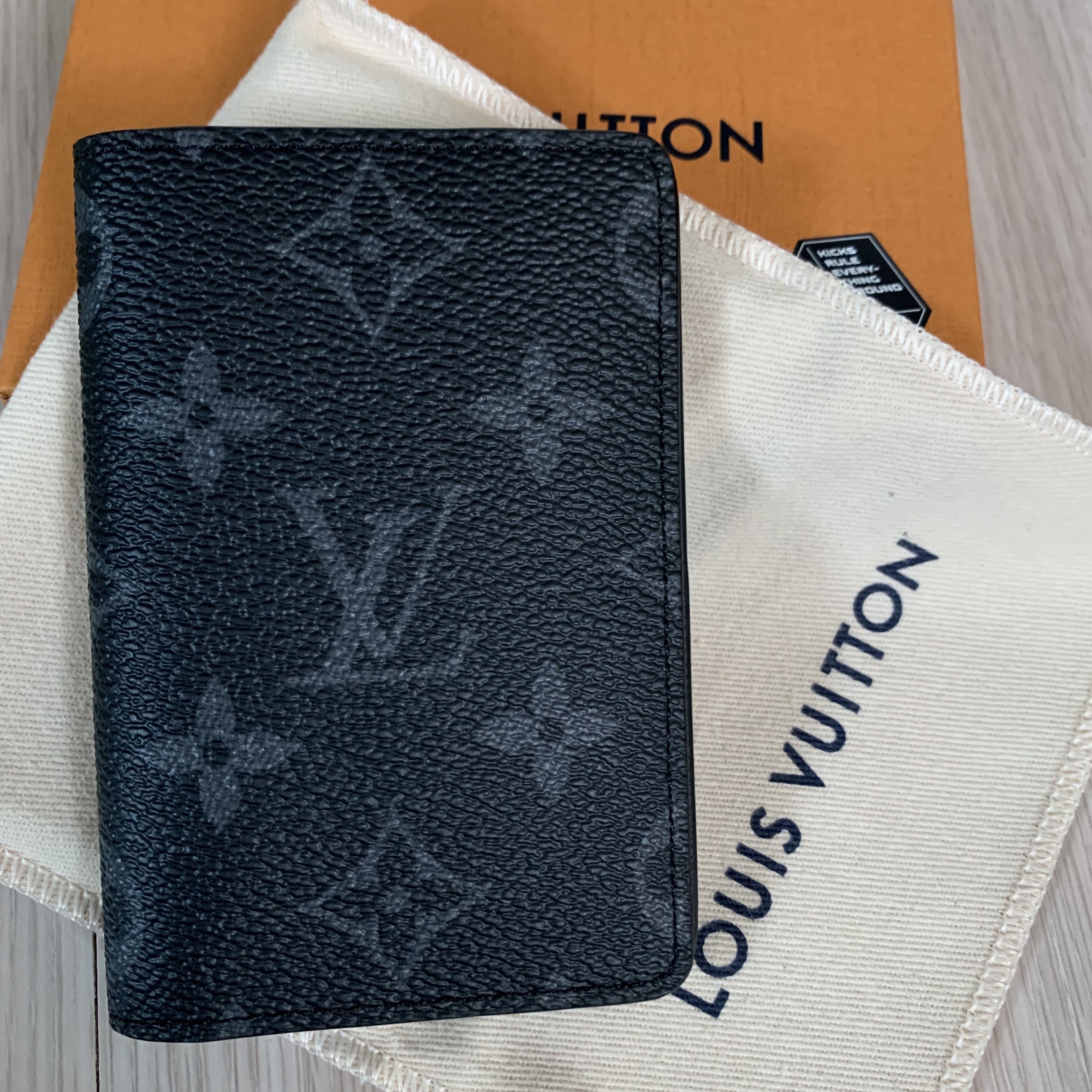 Louis Vuitton Pocket Organizer Monogram Eclipse 착용 스타일