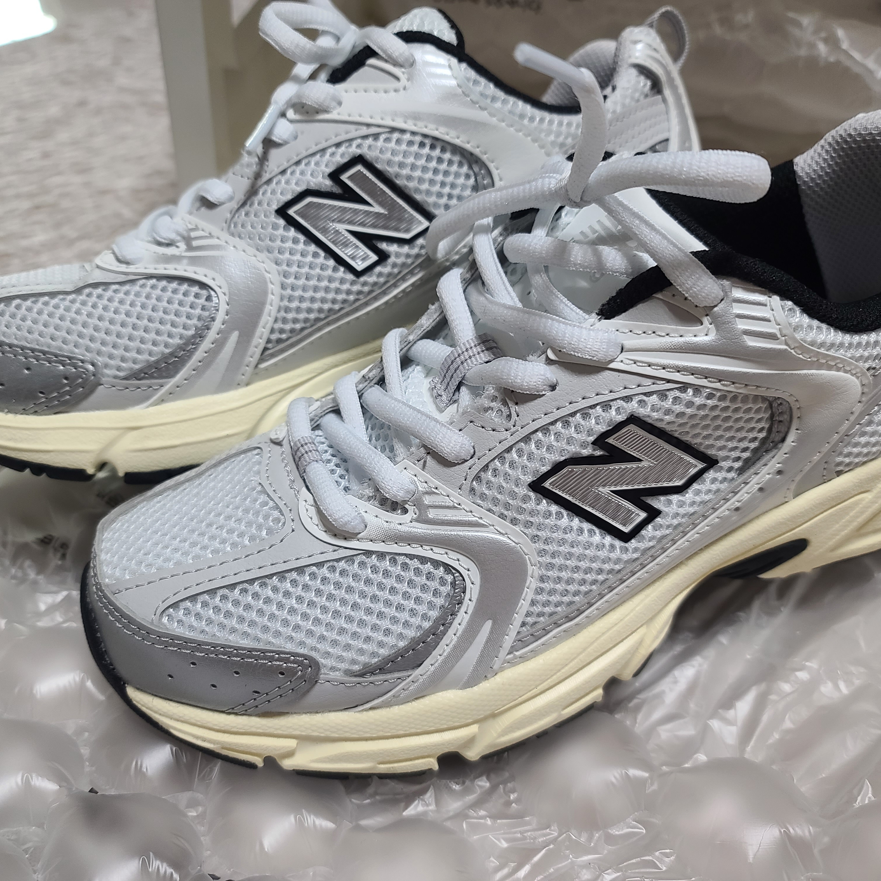 New Balance 530 Silver Cream 착용 스타일 - 3