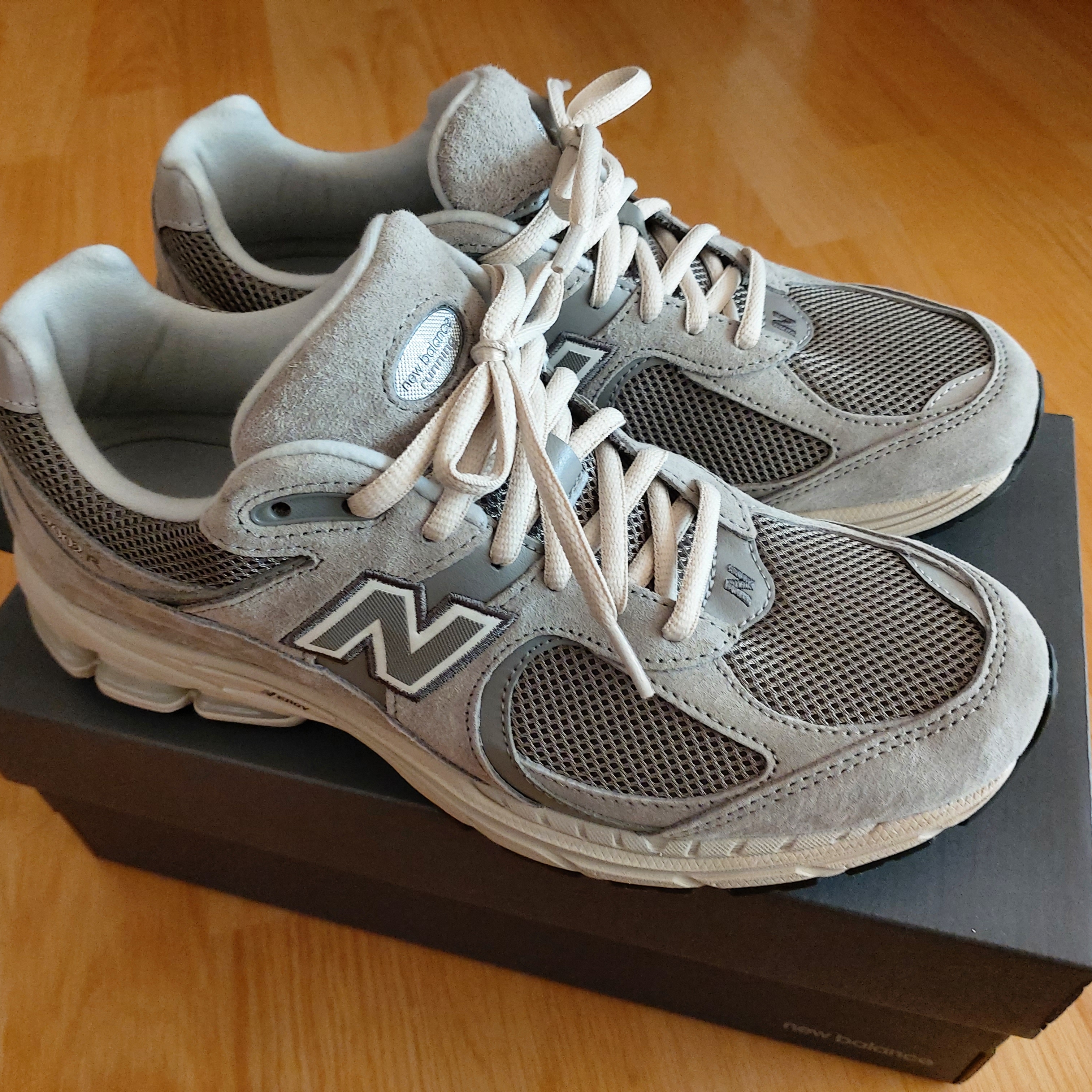 New Balance 2002R Grey 착용 스타일