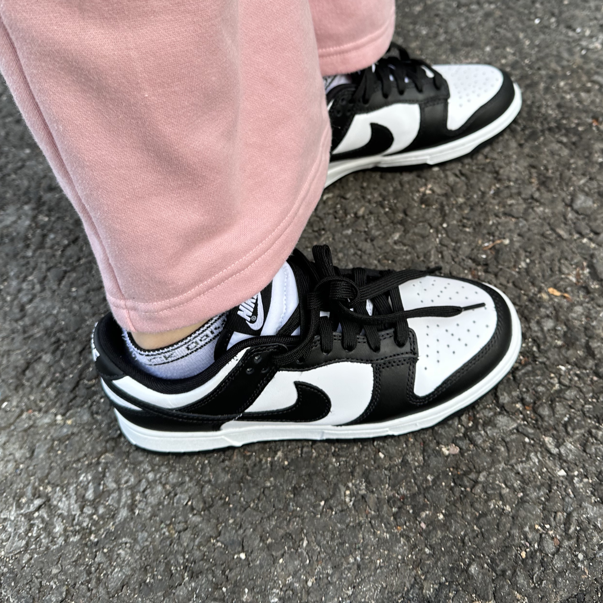 Nike Dunk Low Retro Black 착용 스타일 - 2