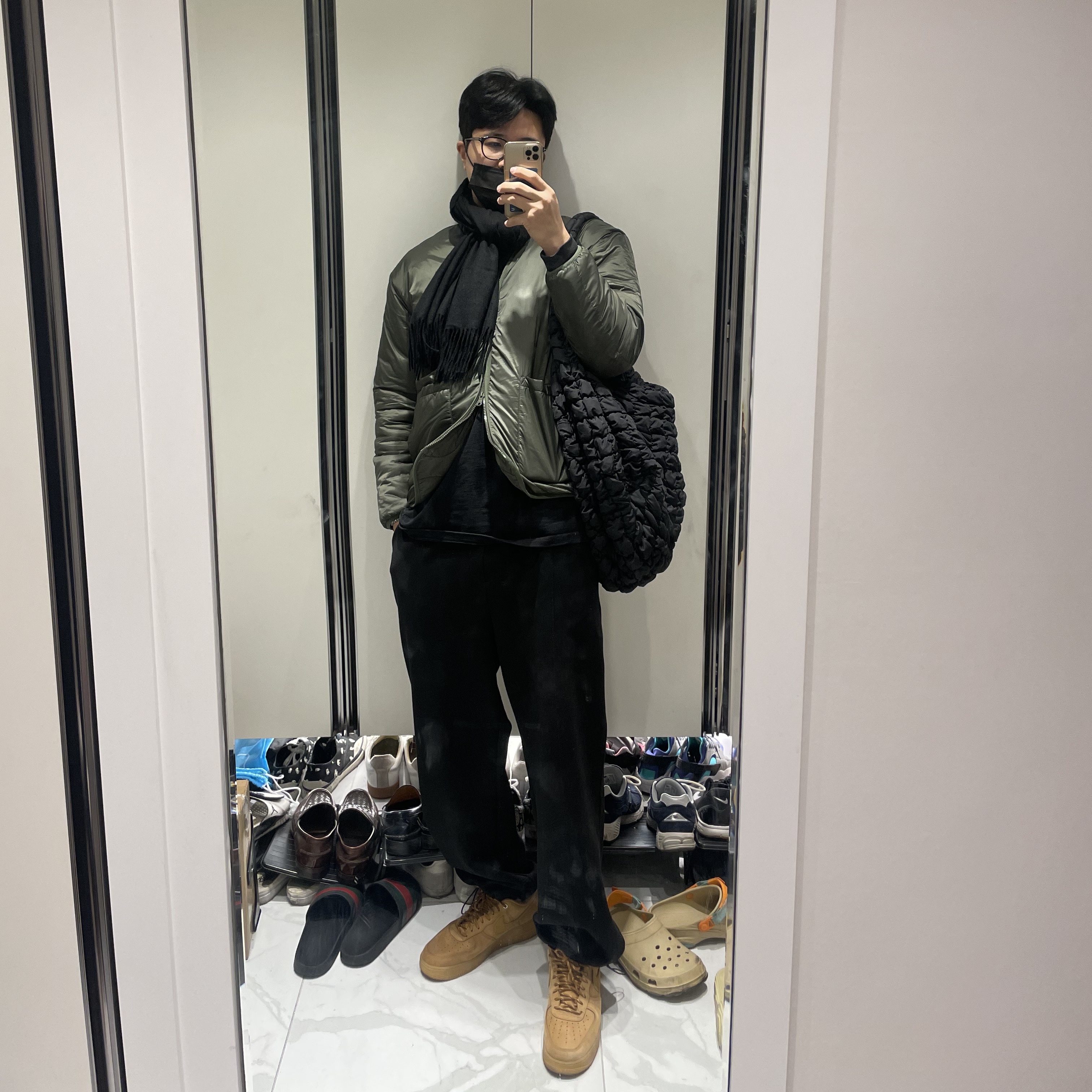COS Quilted Oversized Shoulder Bag Black, Nike Air Force 1 '07 WB Flax 착용 스타일