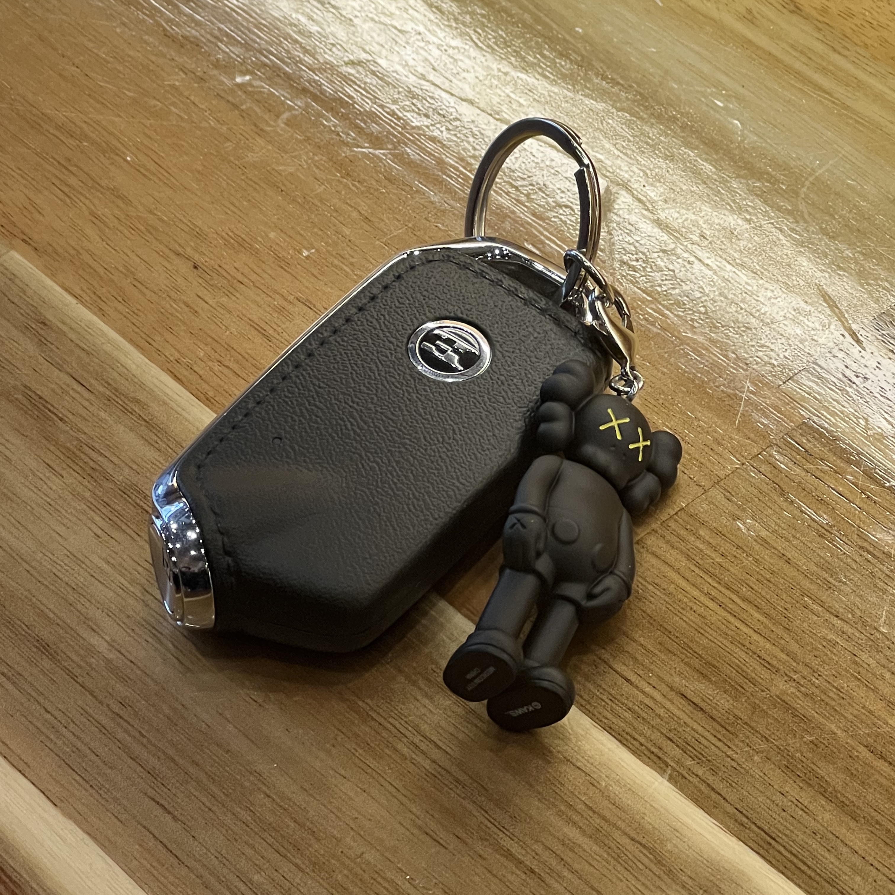 Kaws Tokyo First Companion Keychain Black 착용 스타일
