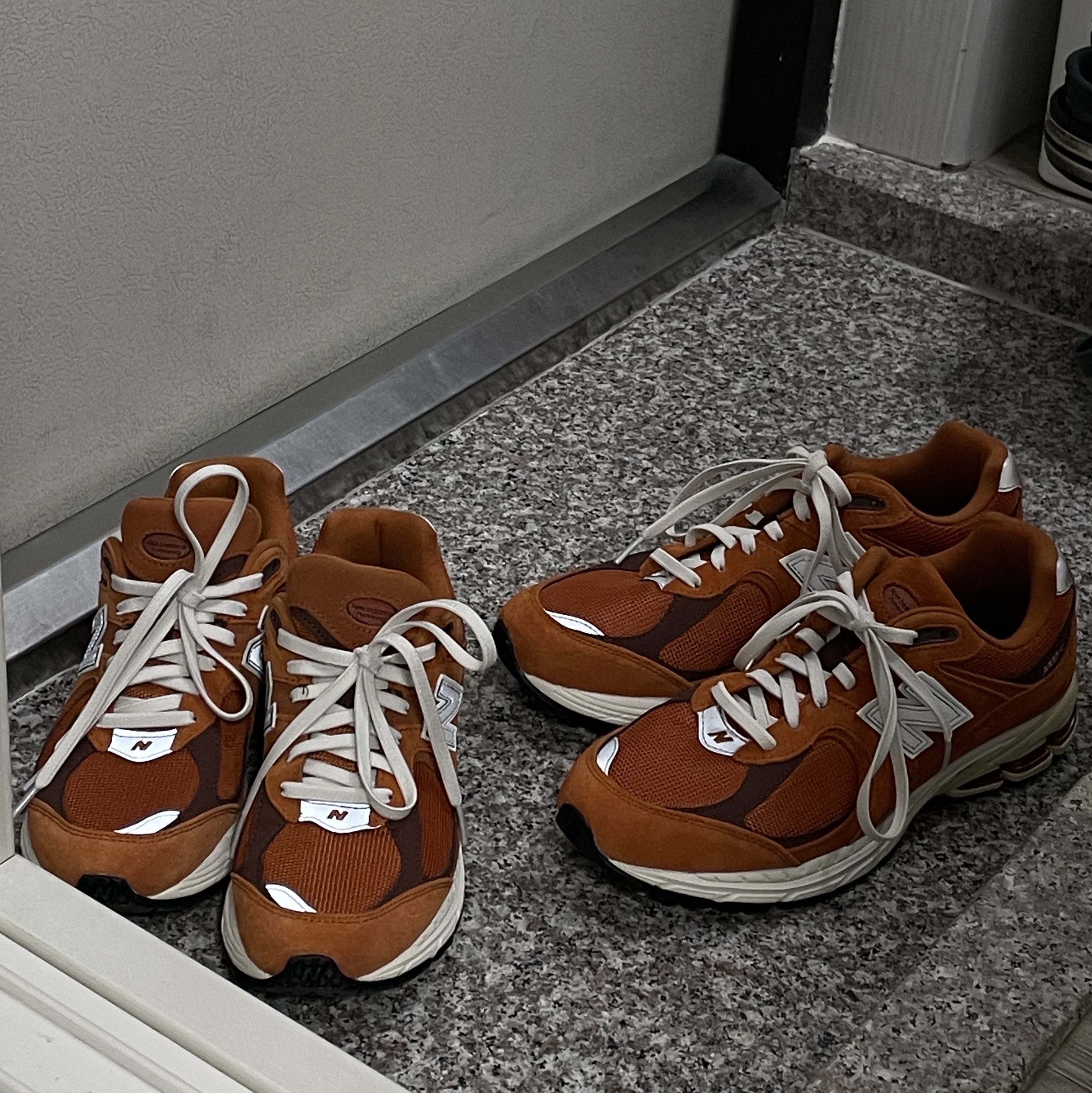 New Balance 2002R Rust Oxide 착용 스타일 - 2
