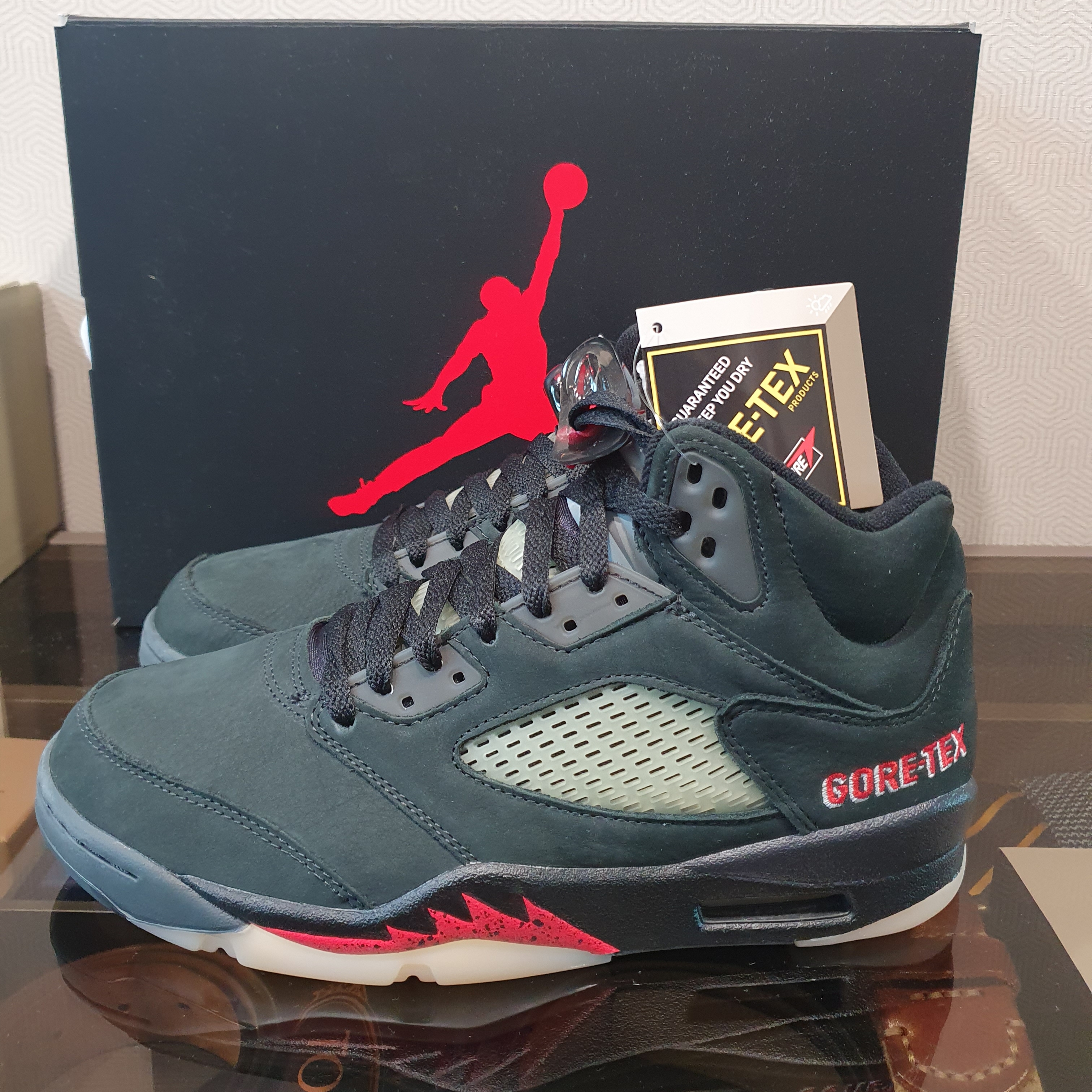 (W) Jordan 5 Retro Gore-Tex Off Noir Fire Red 착용 스타일 - 2
