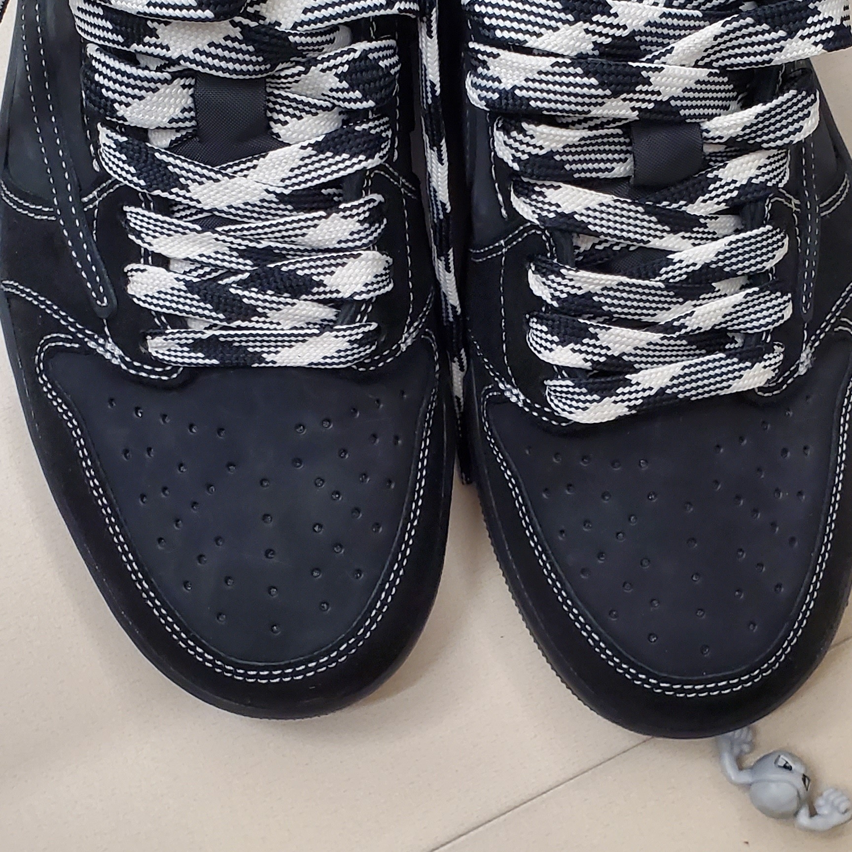 Jordan 1 x Travis Scott Retro Low OG SP Black Phantom 착용 스타일 - 2