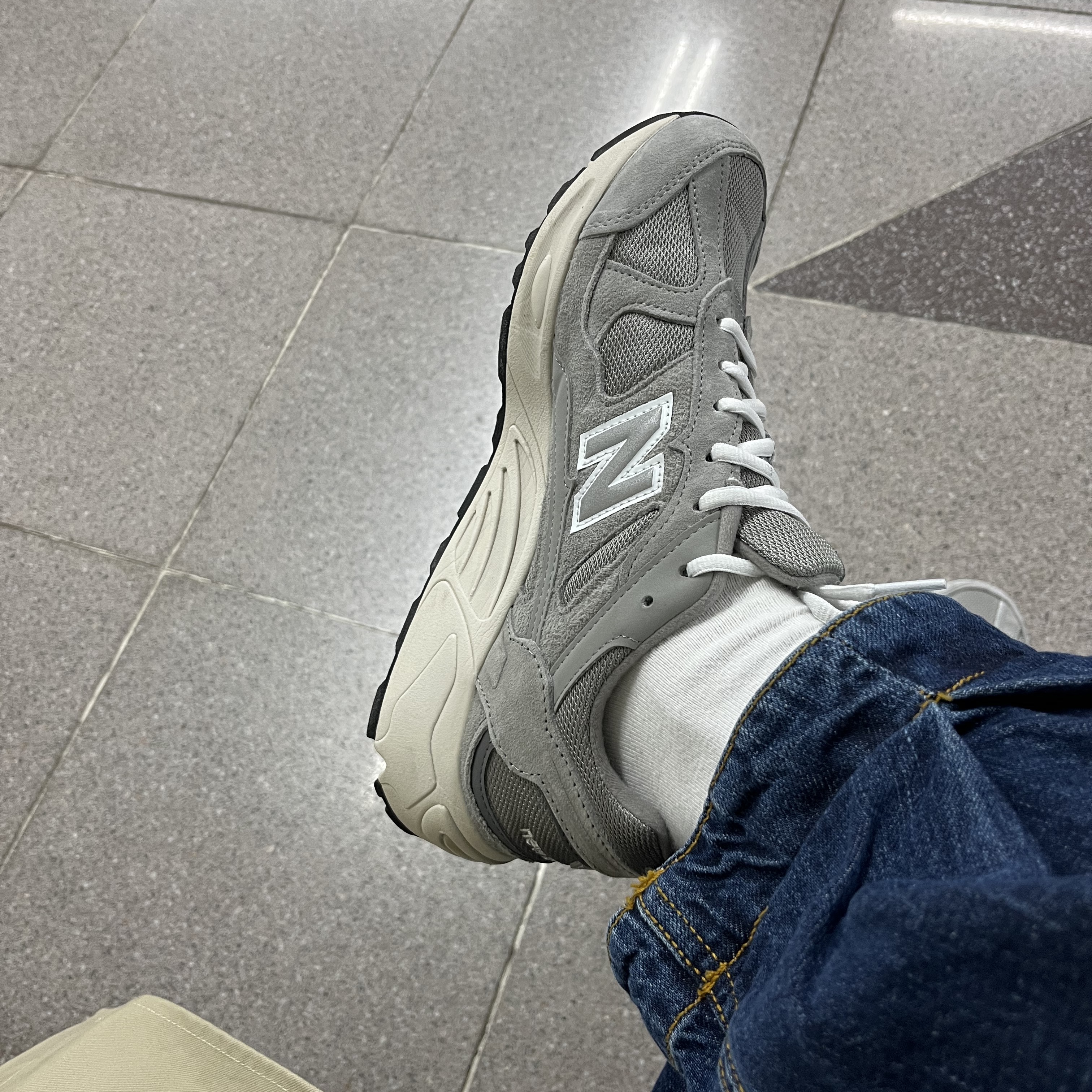 New Balance 878 Gray 착용 스타일 - 2