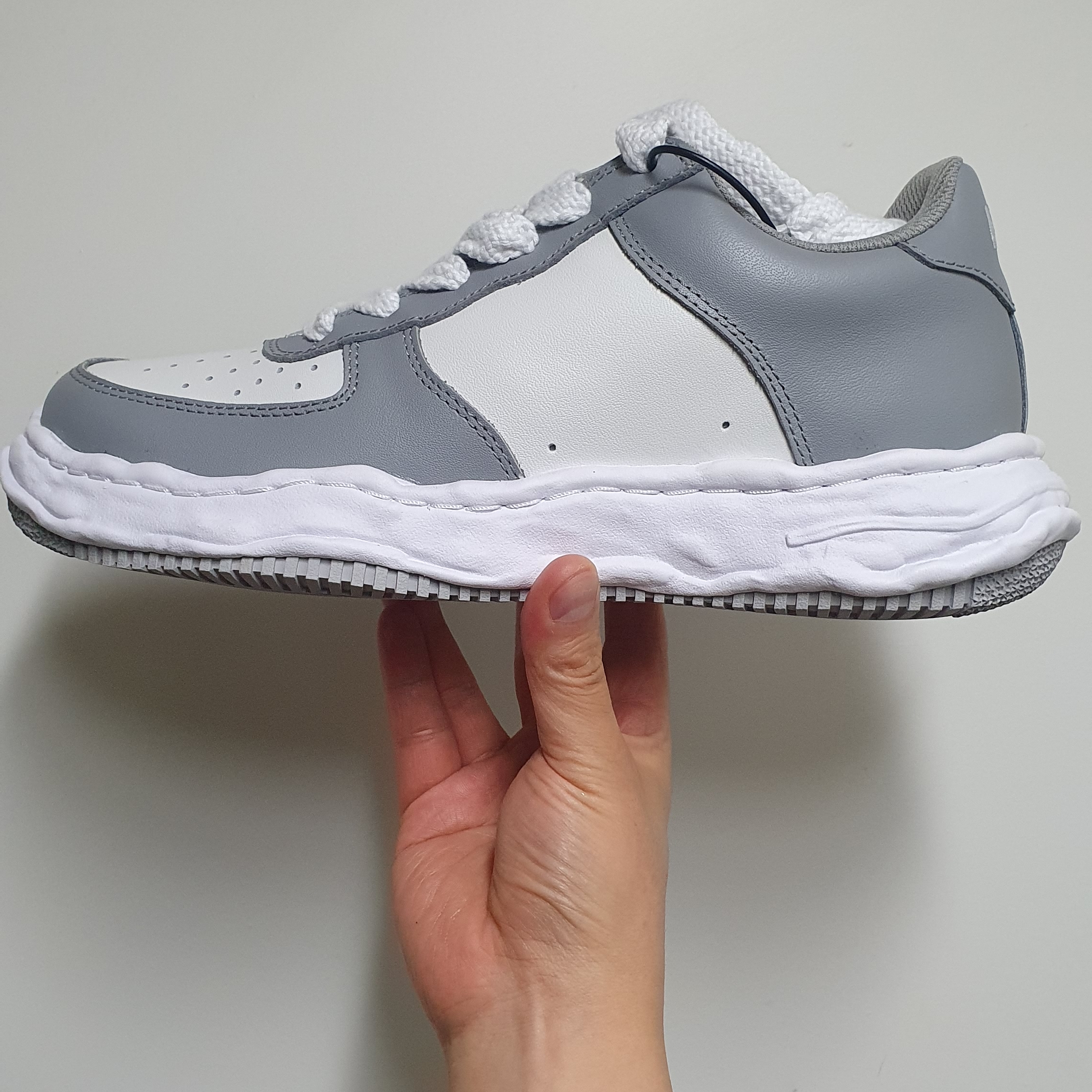 Maison Mihara Yasuhiro Wayne OG Sole Leather Low-top Sneakers Gray White 착용 스타일
