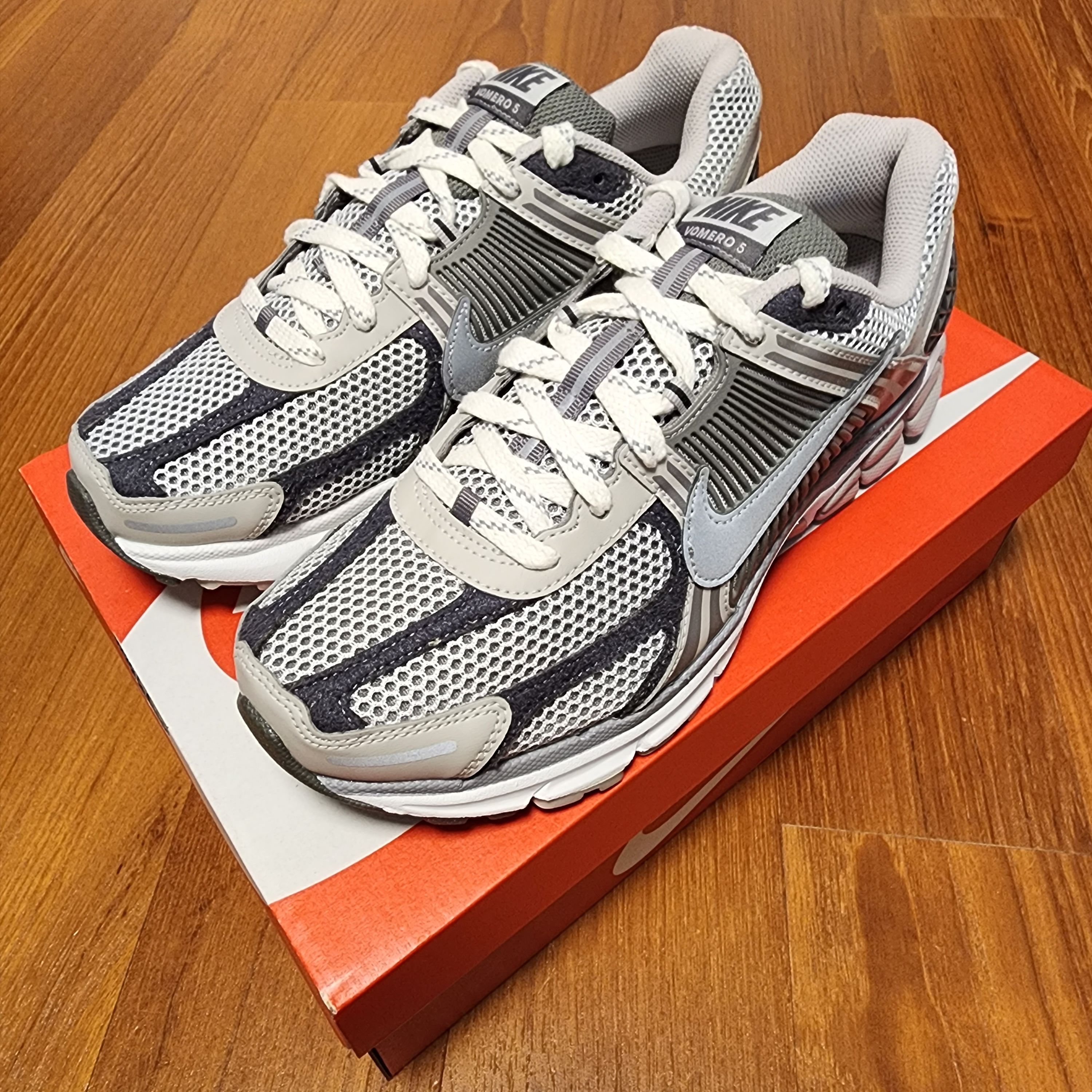 Nike Zoom Vomero 5 PRM Light Iron Ore and Flat Fewter 착용 스타일 - 3