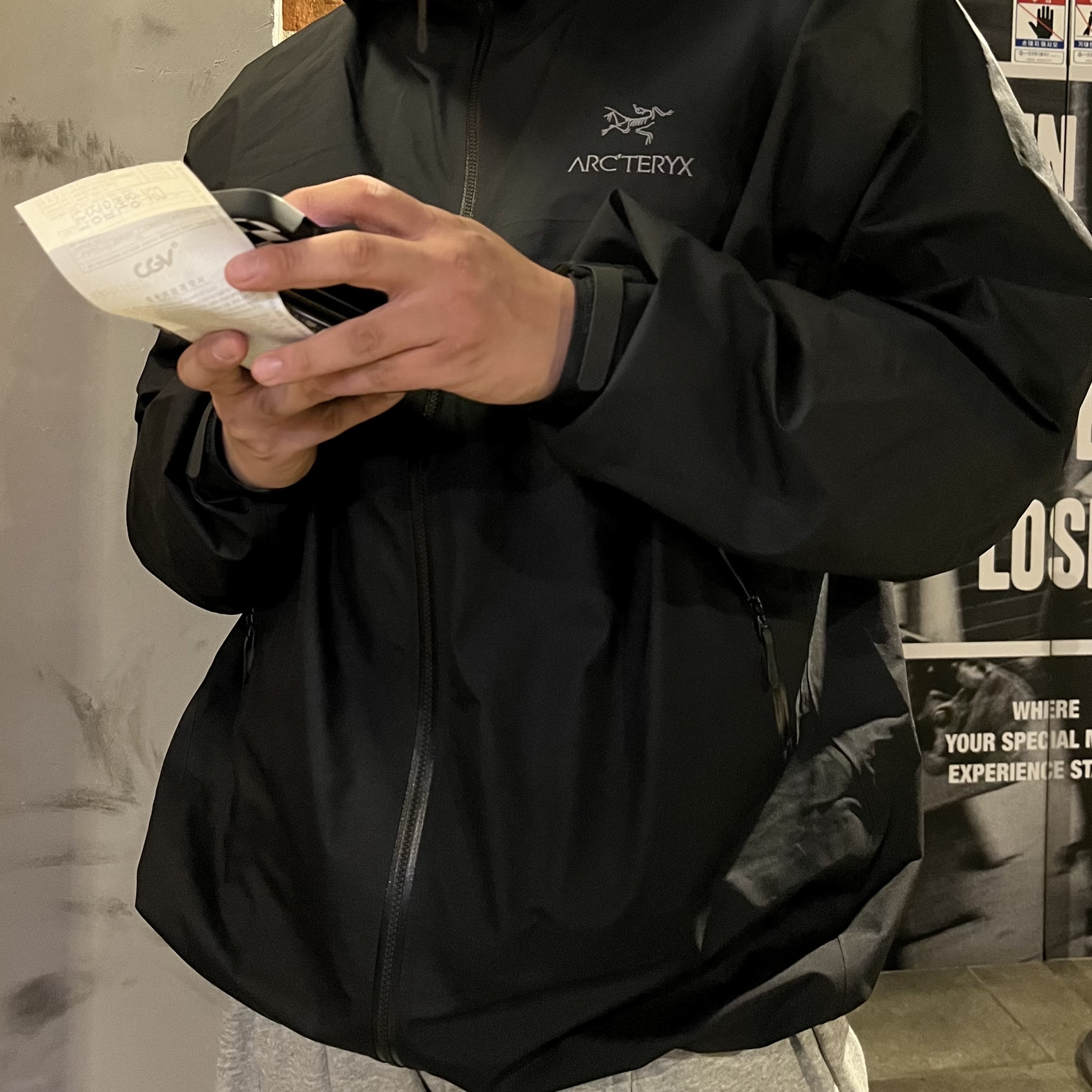 Arc'teryx Beta Jacket Black 착용 스타일