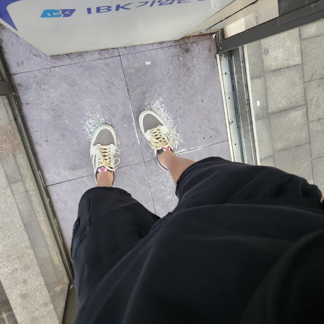 Jordan 1 x Travis Scott Retro Low OG SP Sail and Ridgerock, Stone Island 64651 Fleece Bermuda Shorts Black - 22SS 착용 스타일