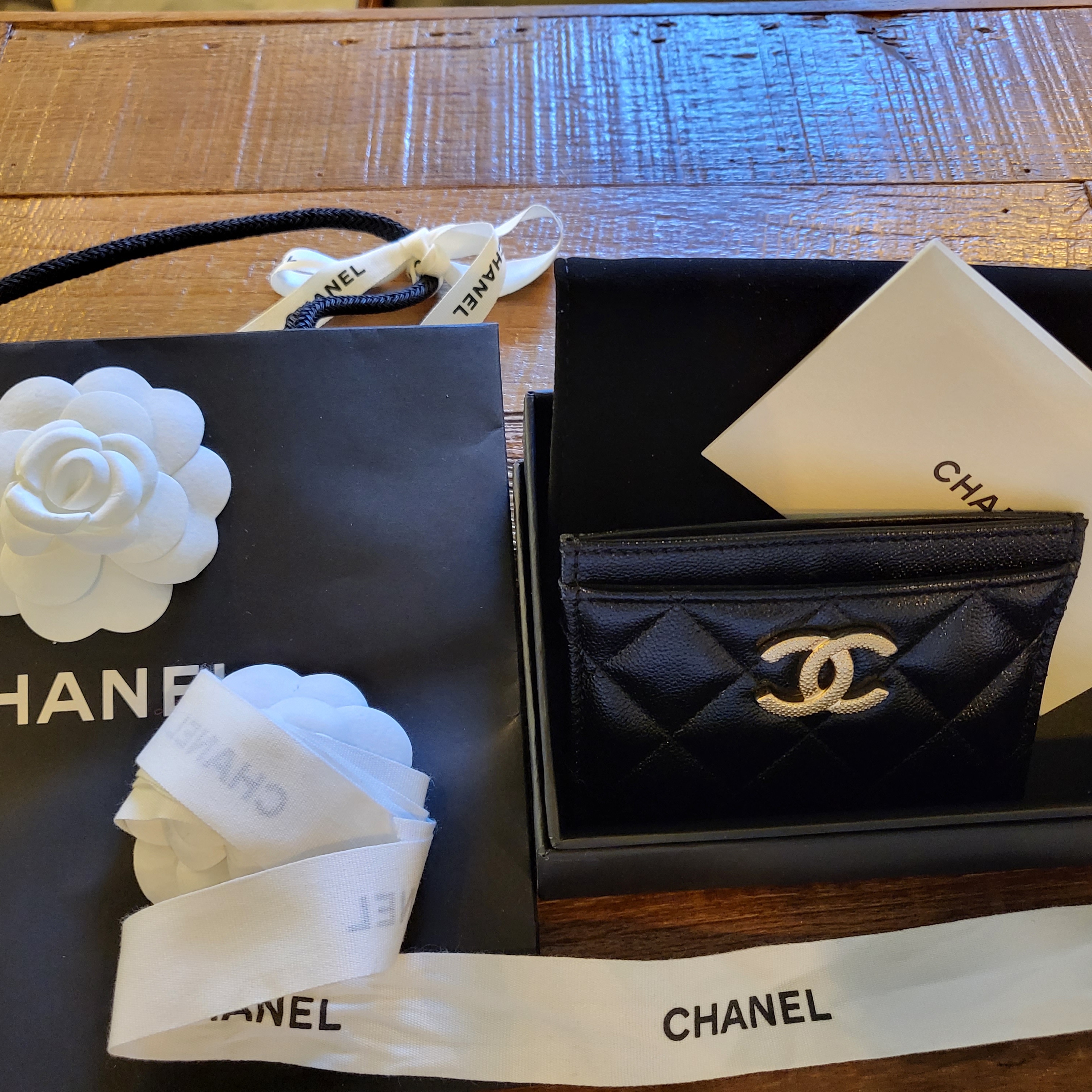 Chanel Card Holder Grained Calfskin & Gold Black 착용 스타일