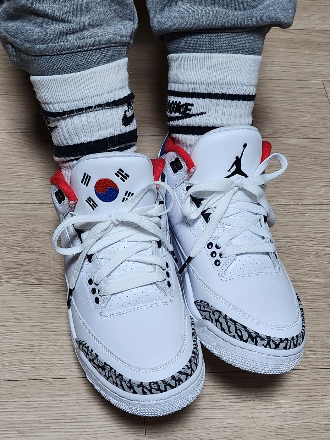 (W) Jordan 3 Retro Seoul, Zara x Ader Error Barrel Leg Jeans Blue 착용 스타일 - 4