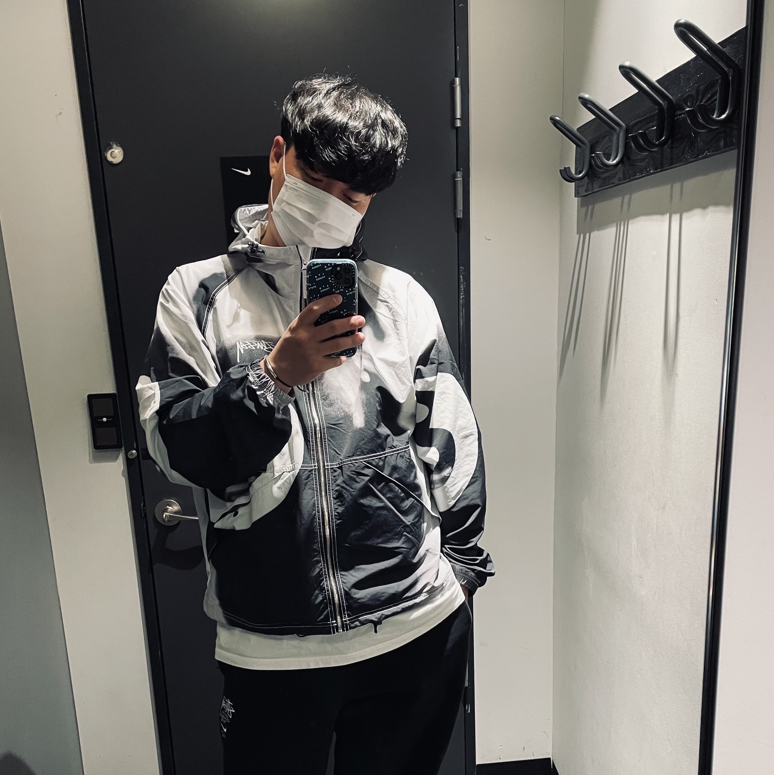 Stussy 8 Ball Beach Shell Jacket Greyscale, Nike x Stussy NRG ZR Fleece Pants Black - US/EU 착용 스타일
