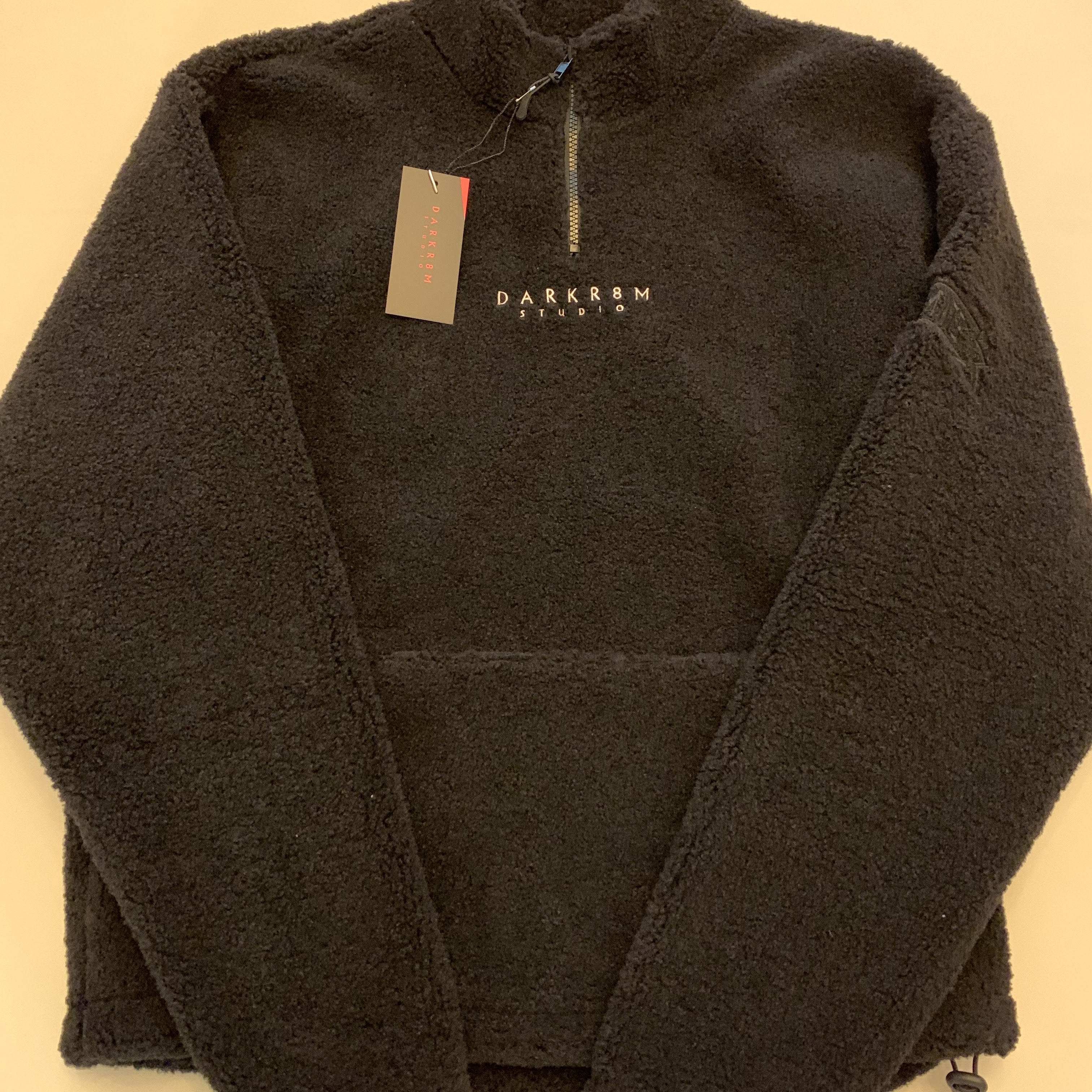 Darkr8m Studio Varsity Logo Sherpa Quarter Zip Up Top Black 착용 스타일 - 1