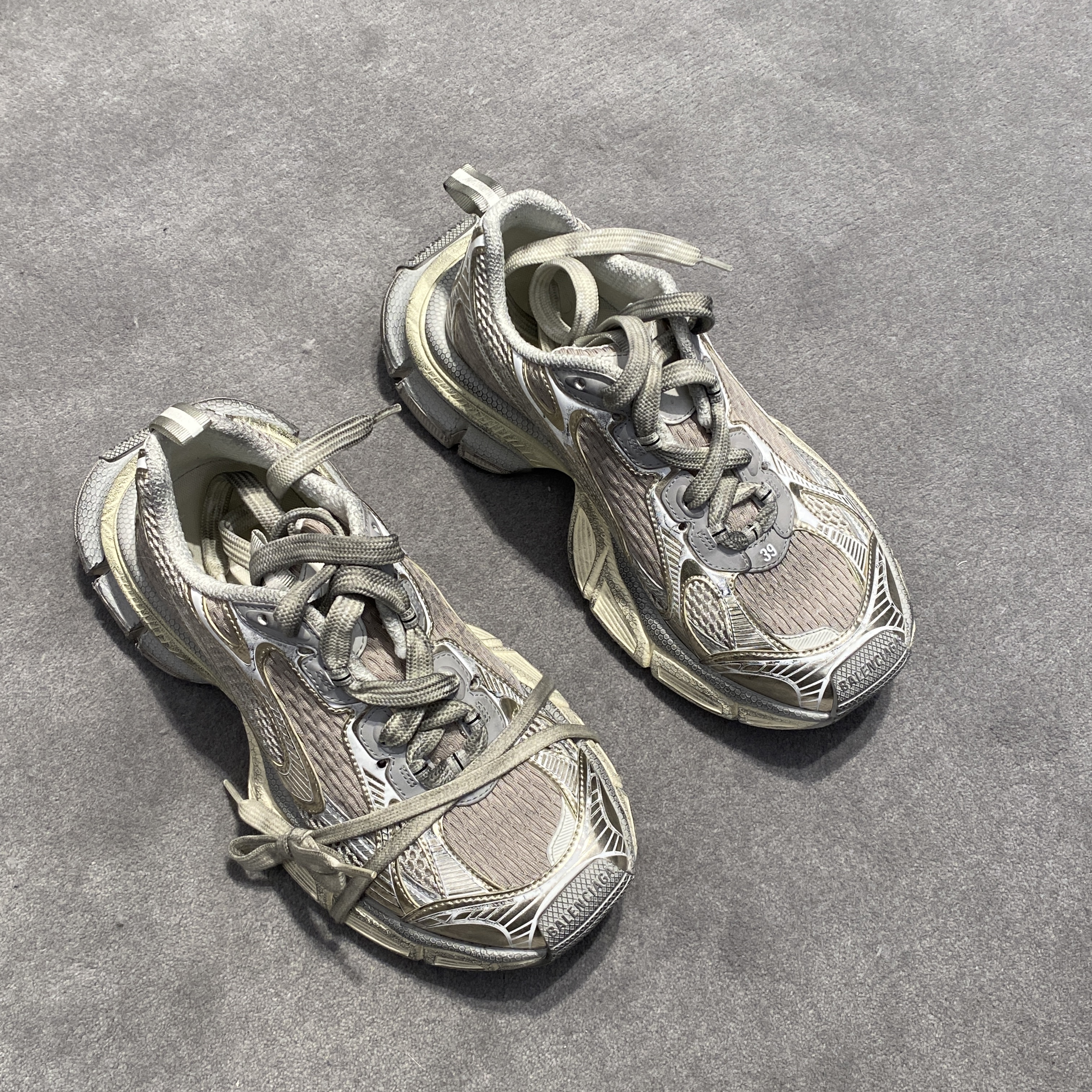 Balenciaga 3XL Sneakers Light Beige 착용 스타일