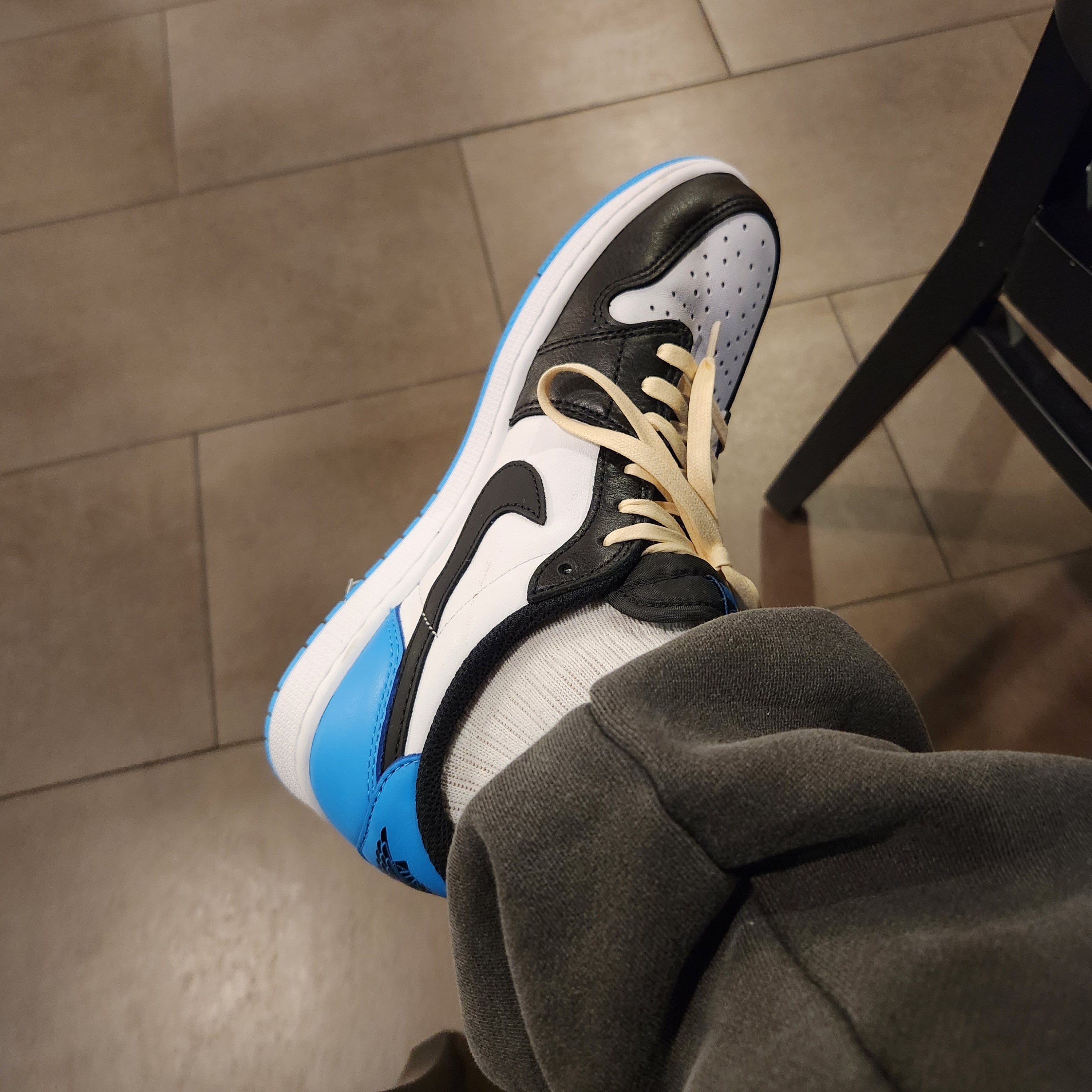 Jordan 1 Retro Low OG Black and Dark Powder Blue 착용 스타일 - 3