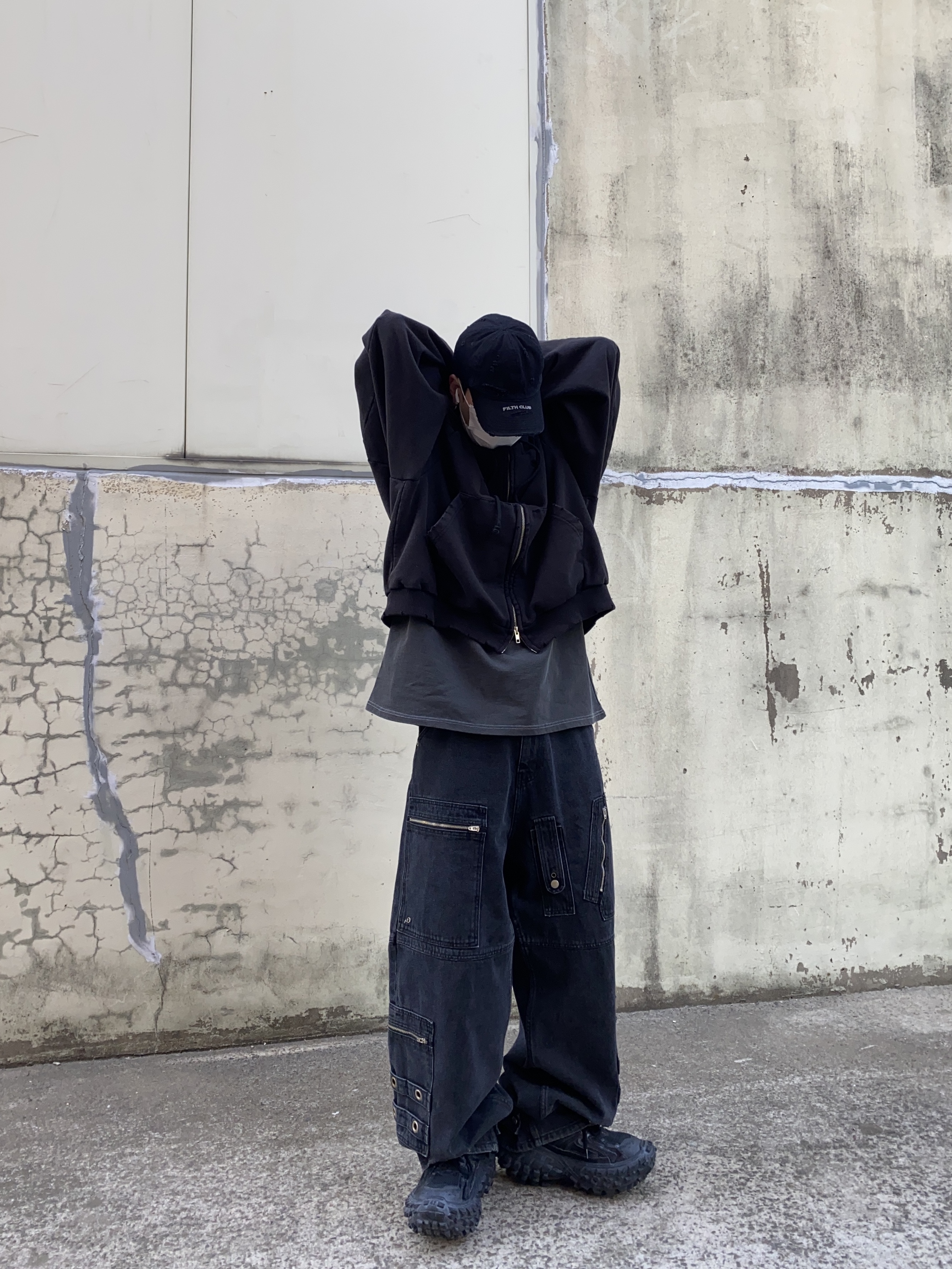 Balenciaga Defender Sneakers Black 착용 스타일 - 4