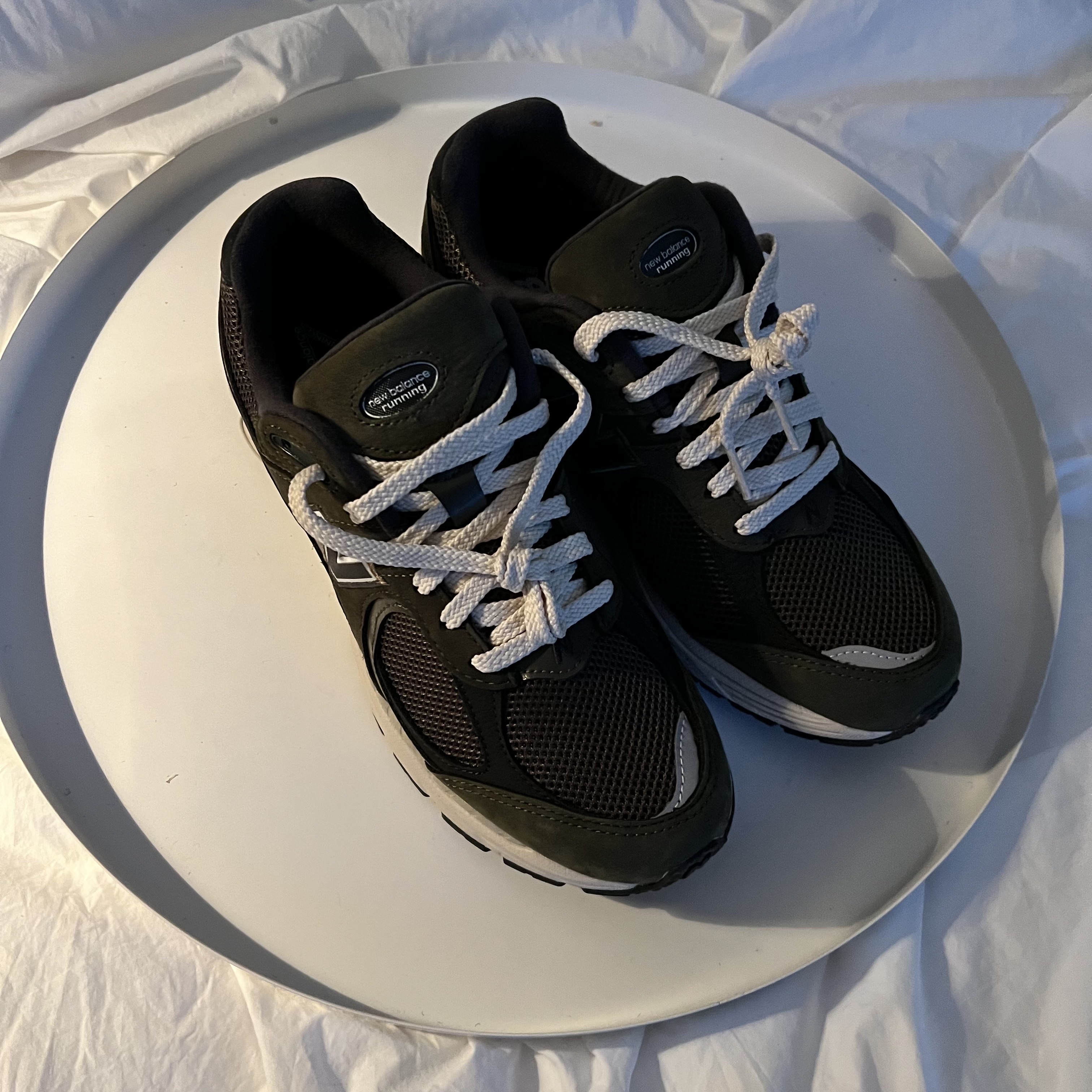 New Balance 2002R Grape Leaf 착용 스타일