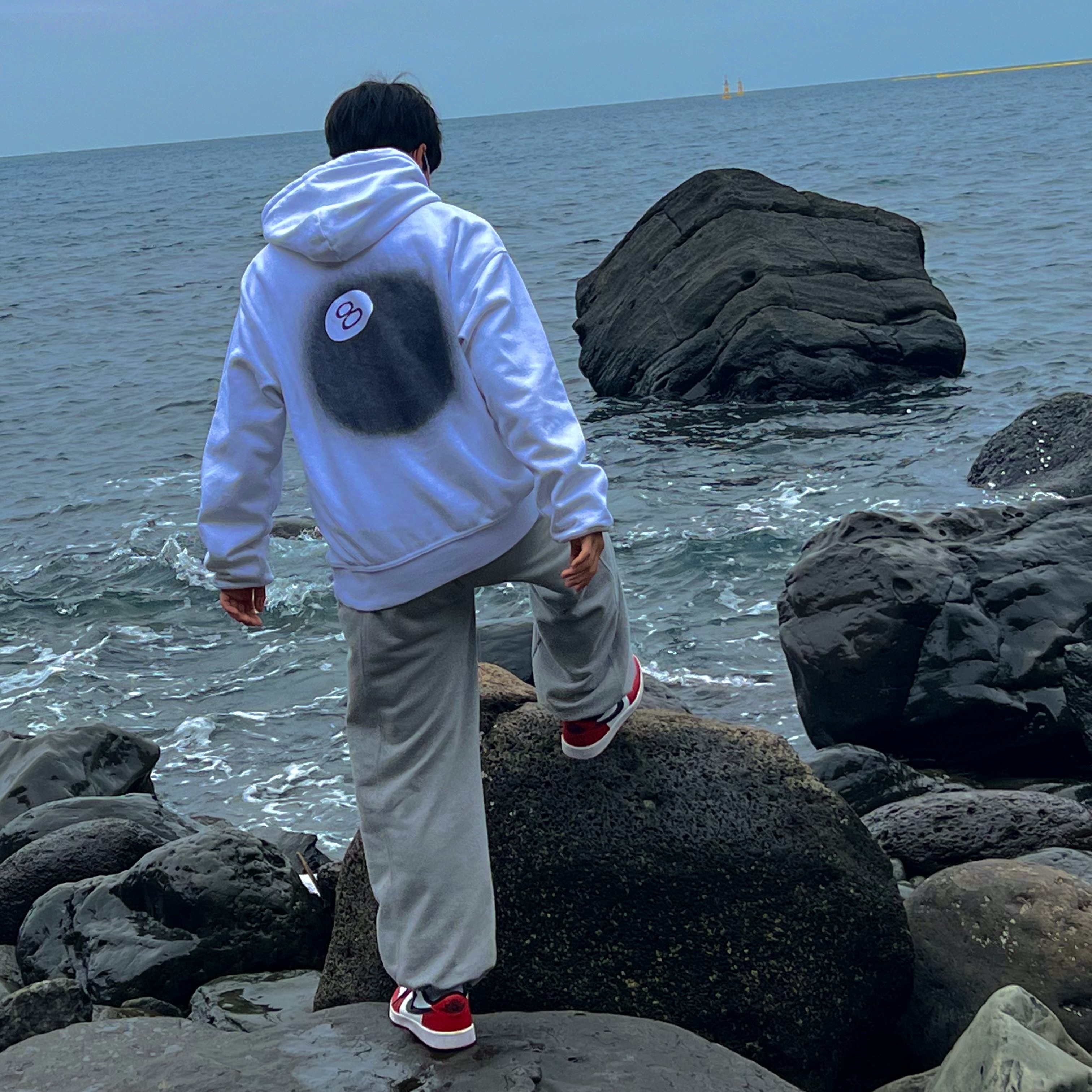 Jordan 1 Low Golf Chicago, Stussy 8 Ball Fade Hoodie White 착용 스타일 - 2