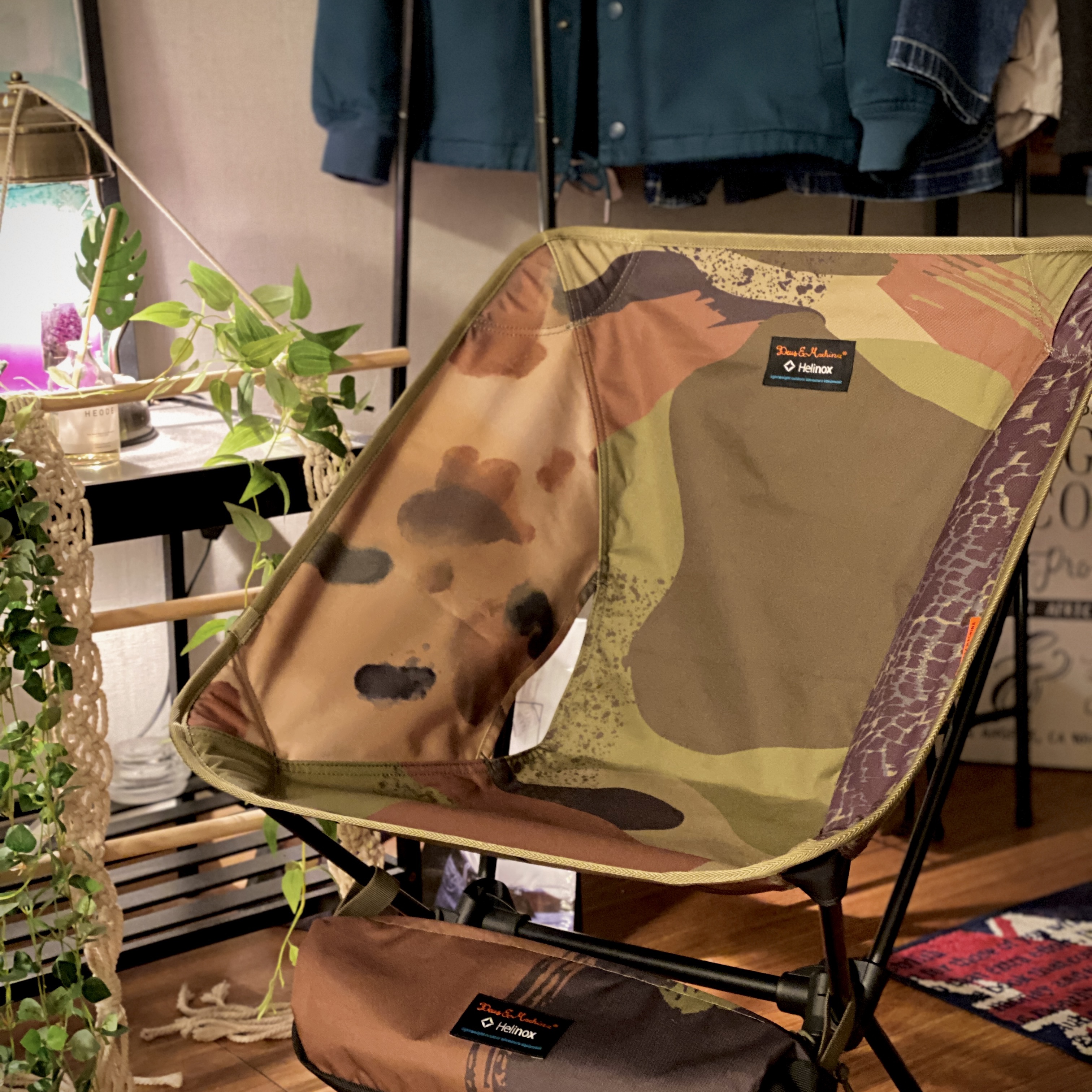 Helinox x Deus Ex Machina Tactical Chair Multi 착용 스타일 - 1