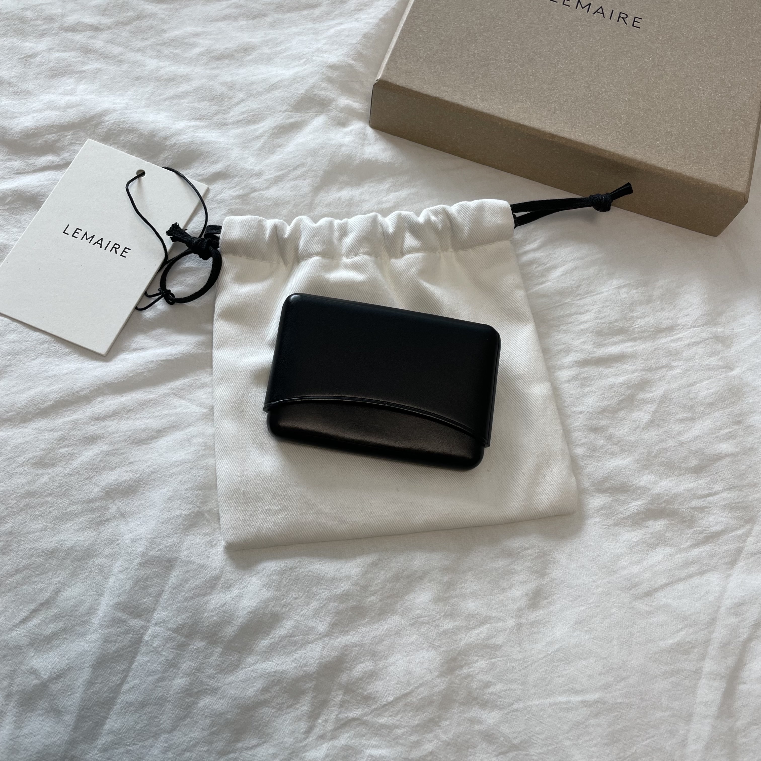 Lemaire Molded Card Holder Molded Calf Leather Black 착용 스타일 - 1