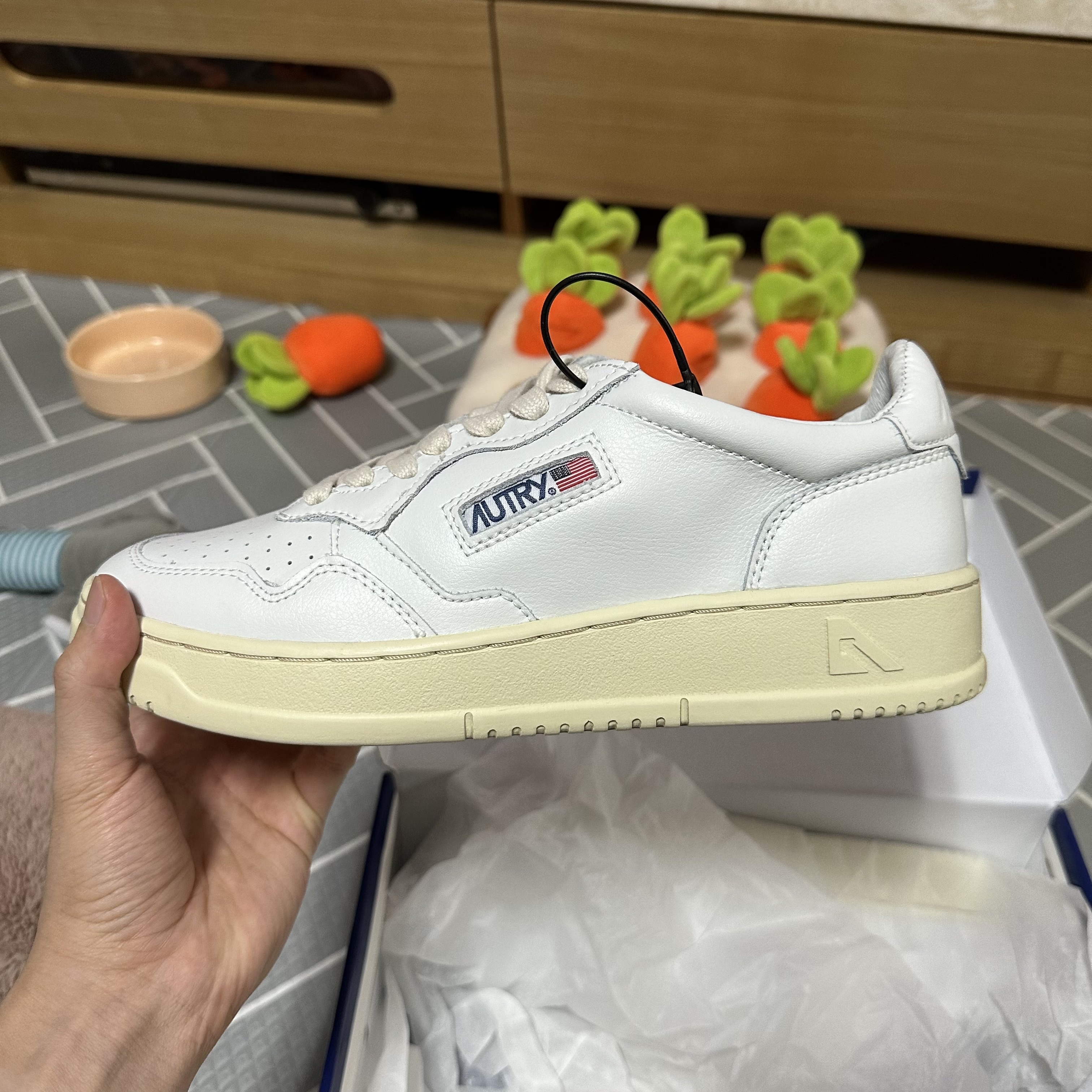 Autry Medalist Low Leather Sneakers White 착용 스타일