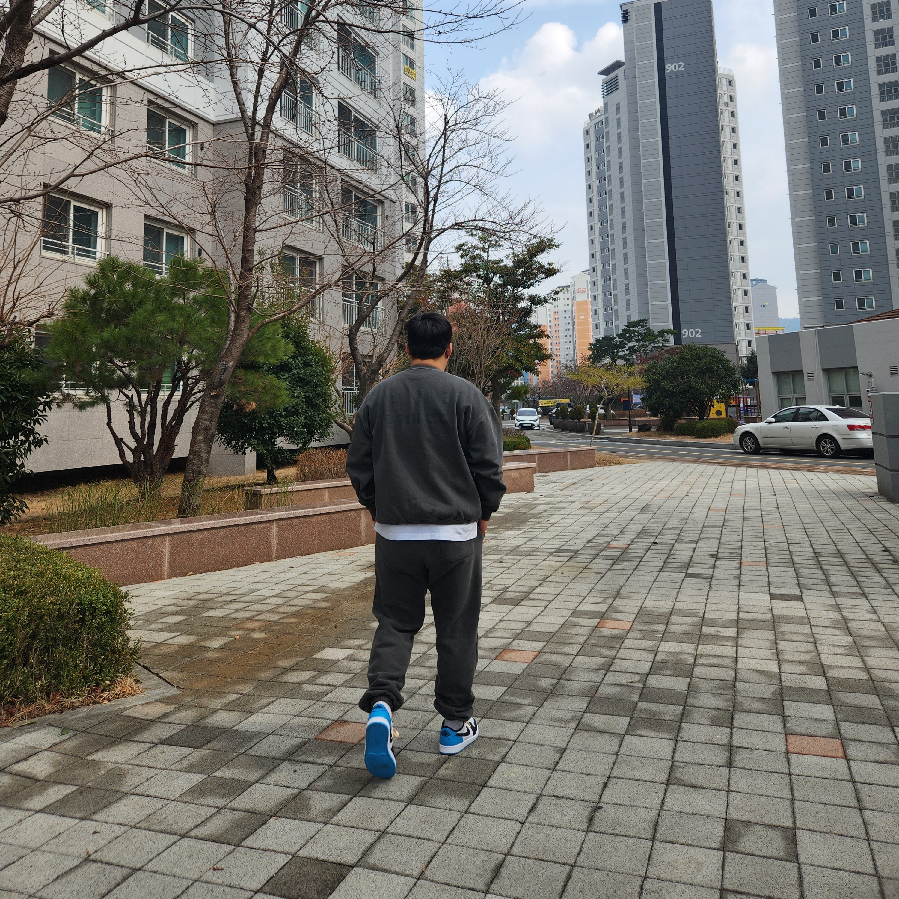 IAB Studio Pigment Sweatshirt & Mini Bag Black, Jordan 1 Retro Low OG Black and Dark Powder Blue 착용 스타일 - 1