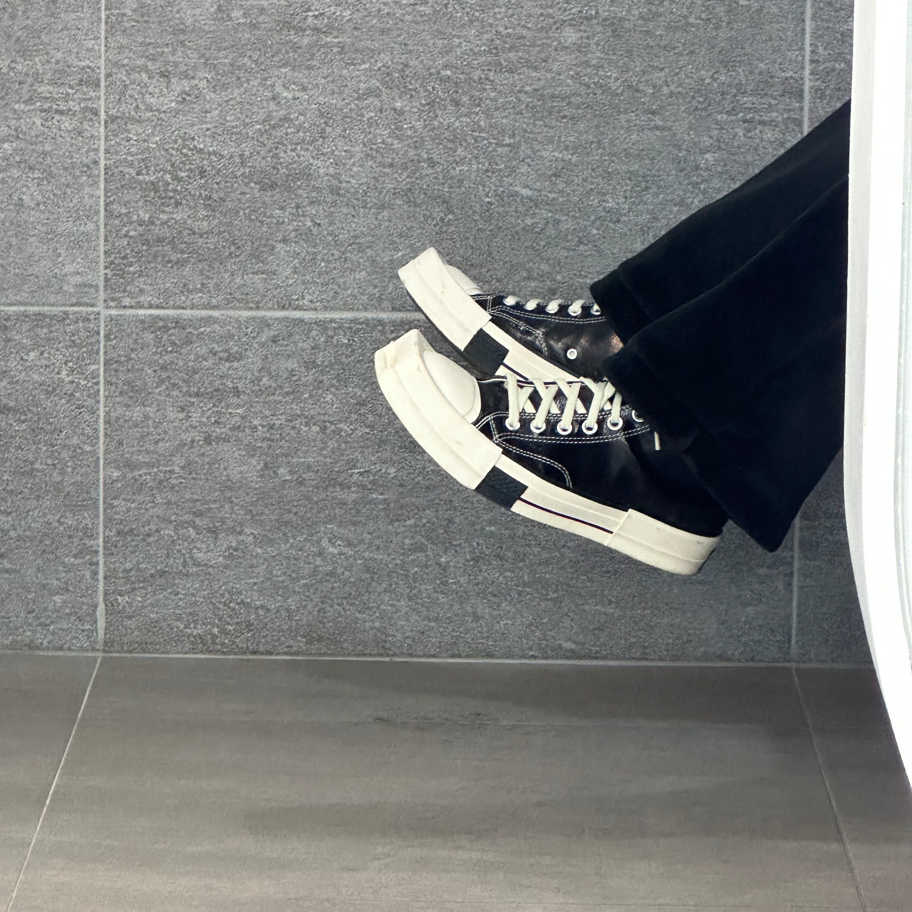Converse x Drkshdw Turbodrk Chuck 70 Hi Black Lacquered Denim 착용 스타일 - 1