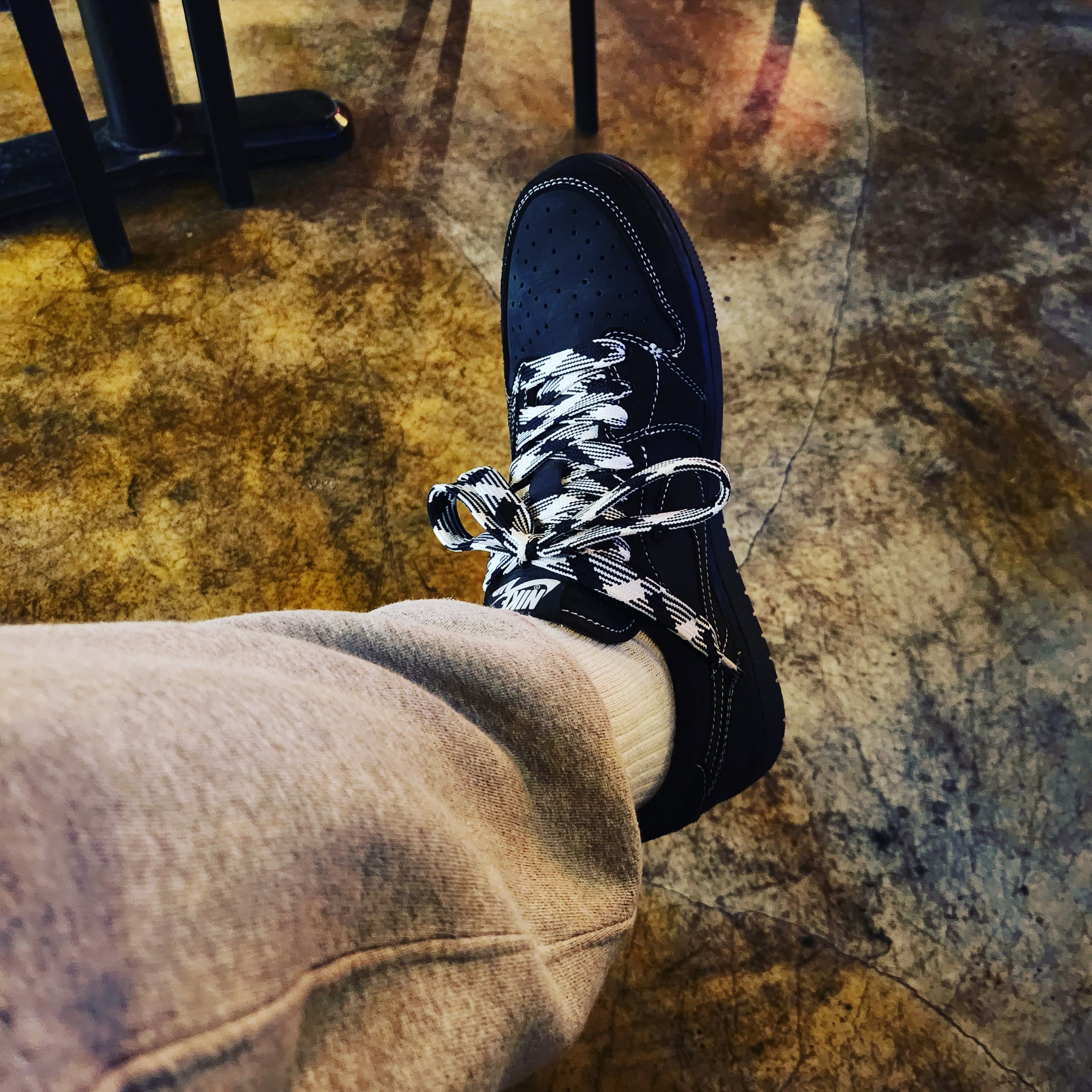 Jordan 1 x Travis Scott Retro Low OG SP Black Phantom 착용 스타일