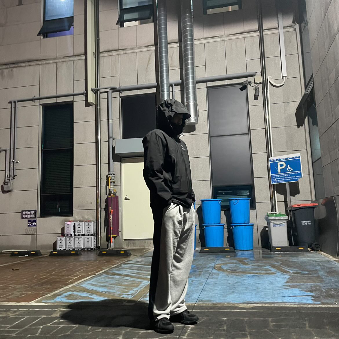Arc'teryx Beta AR Jacket Black, Asics Jog 100 T Black - 4E Extra Wide 착용 스타일
