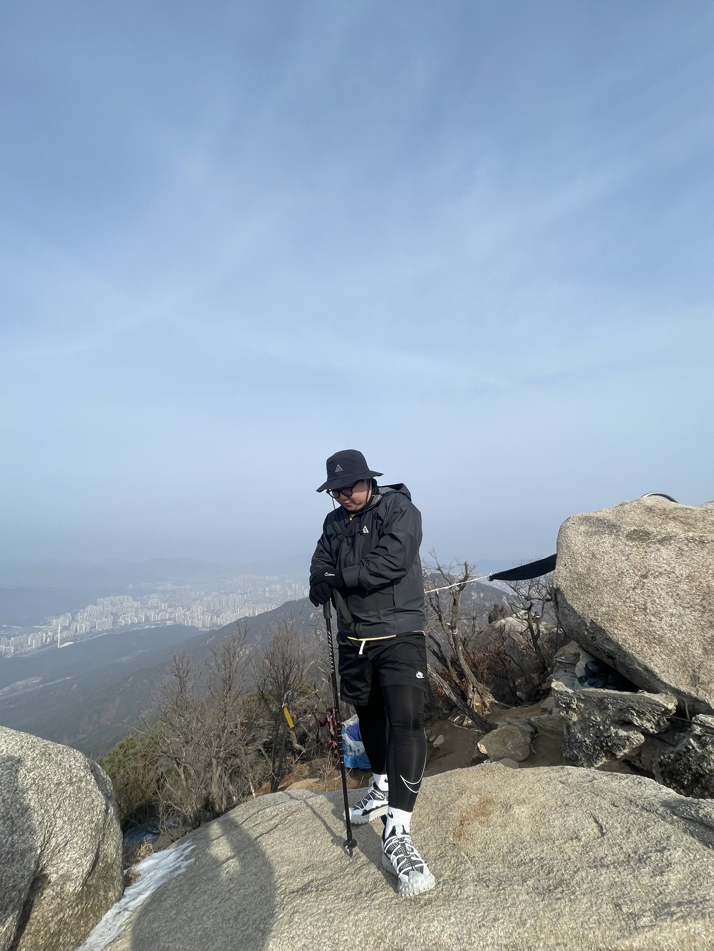 Nike NRG ACG Bucket Black, Arc'teryx Mantis 2 Waistpack Black 착용 스타일