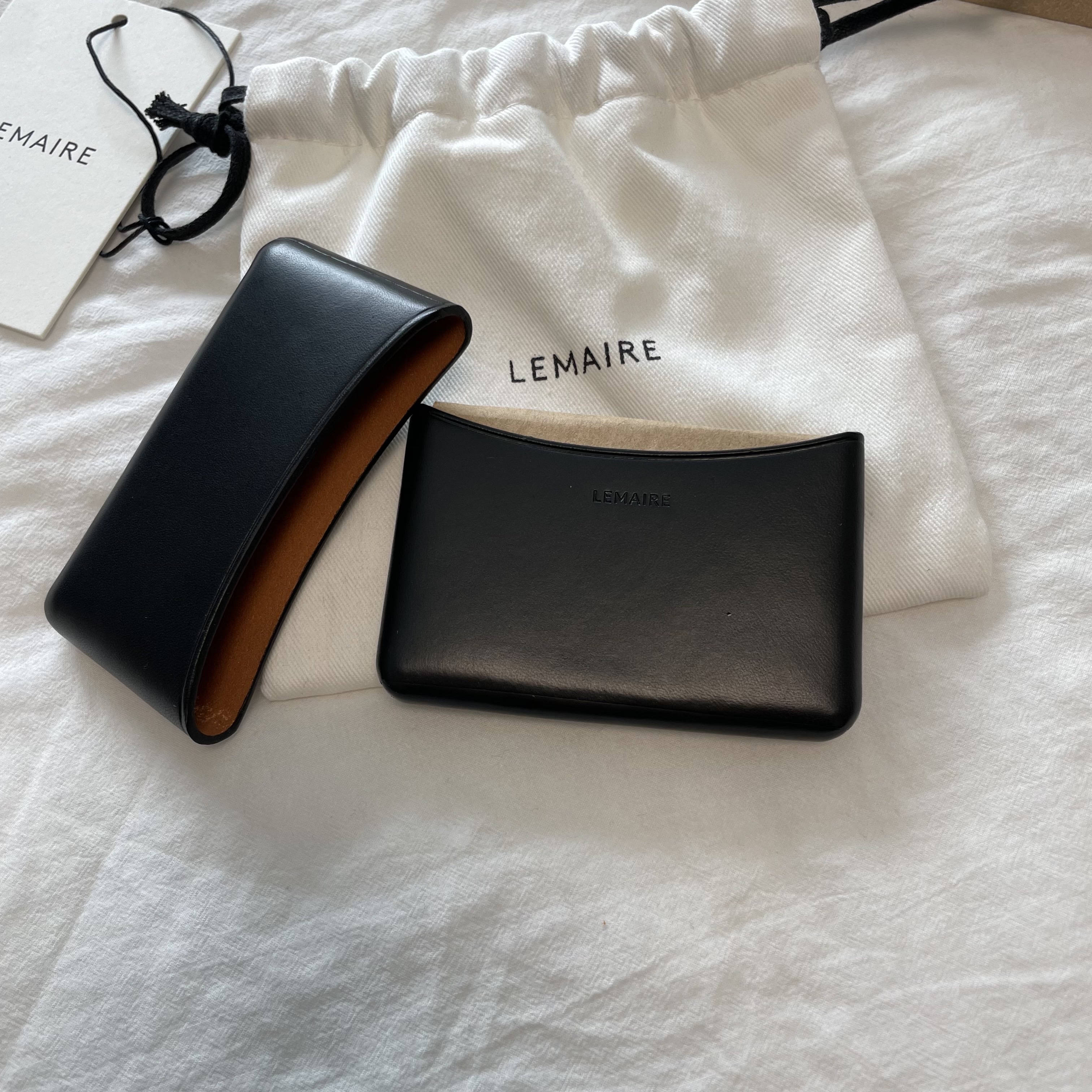 Lemaire Molded Card Holder Molded Calf Leather Black 착용 스타일 - 2