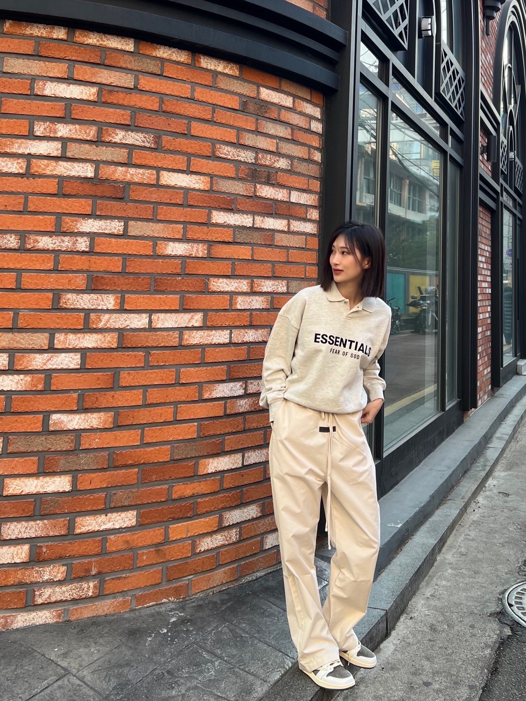(Kids) Essentials The Core Collection Long Sleeve Polo Light Oatmeal, Jordan 1 x Travis Scott Retro Low OG SP Sail and Ridgerock 착용 스타일 - 1