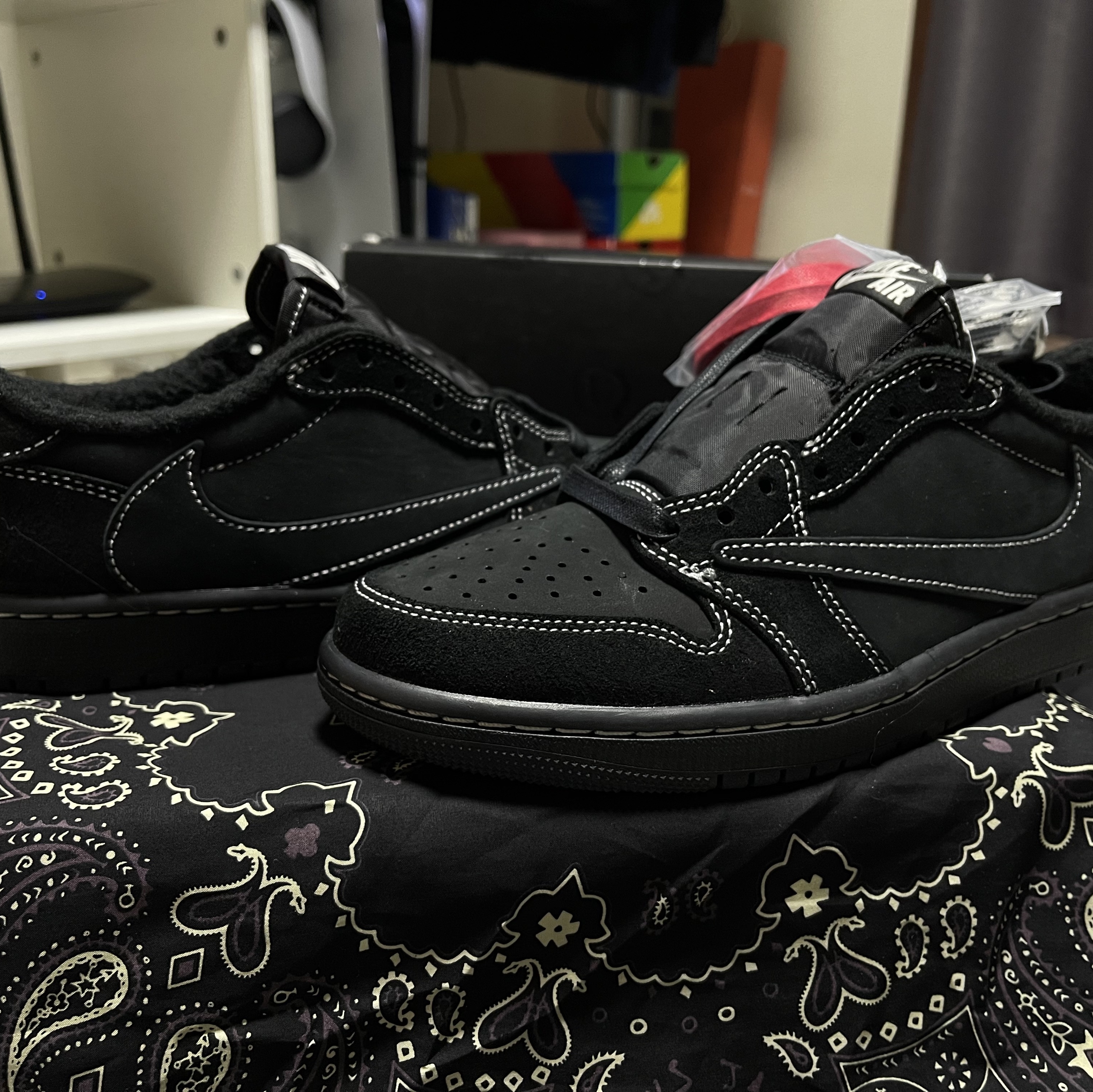 Jordan 1 x Travis Scott Retro Low OG SP Black Phantom 착용 스타일