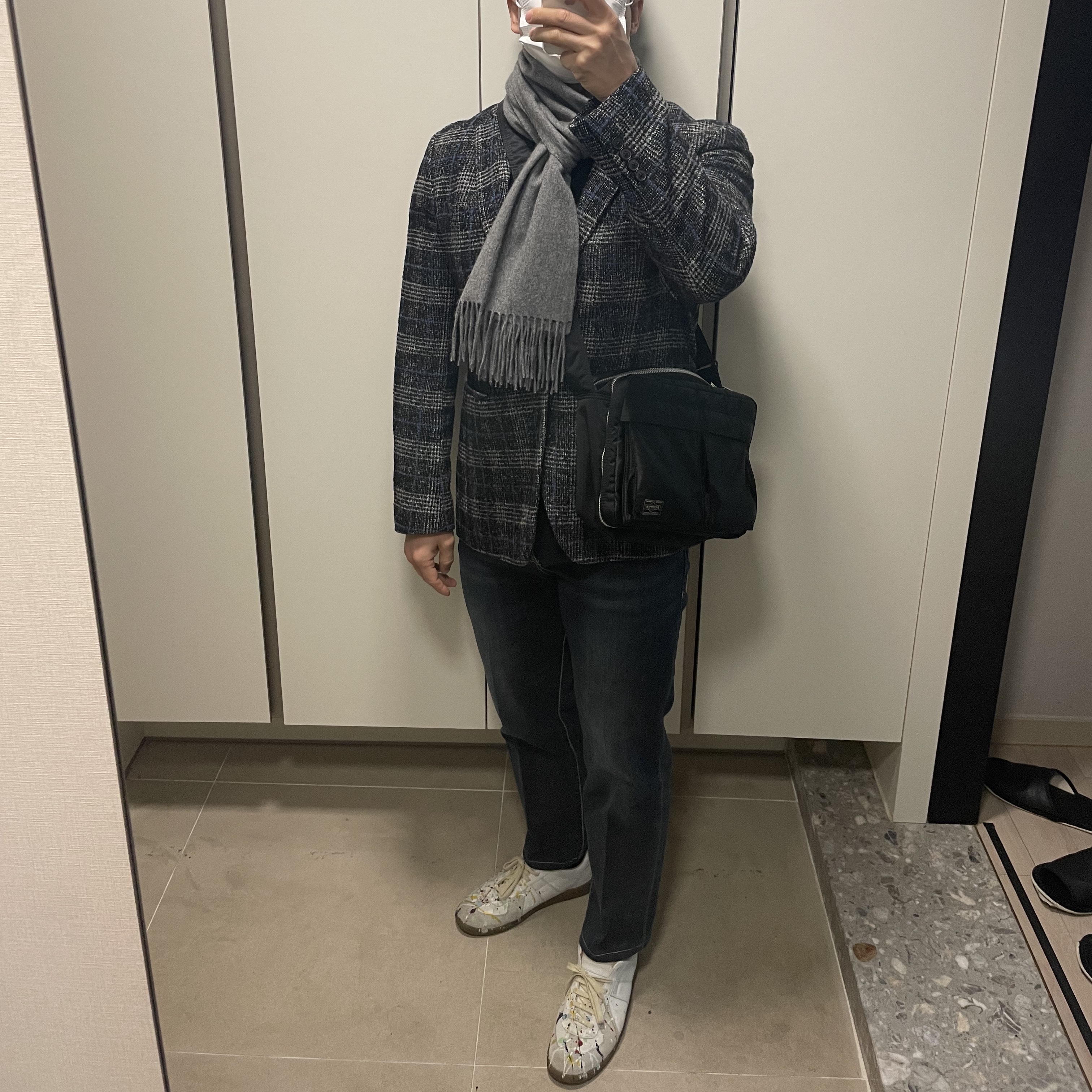 Porter Tanker Shoulder Bag L Black 착용 스타일