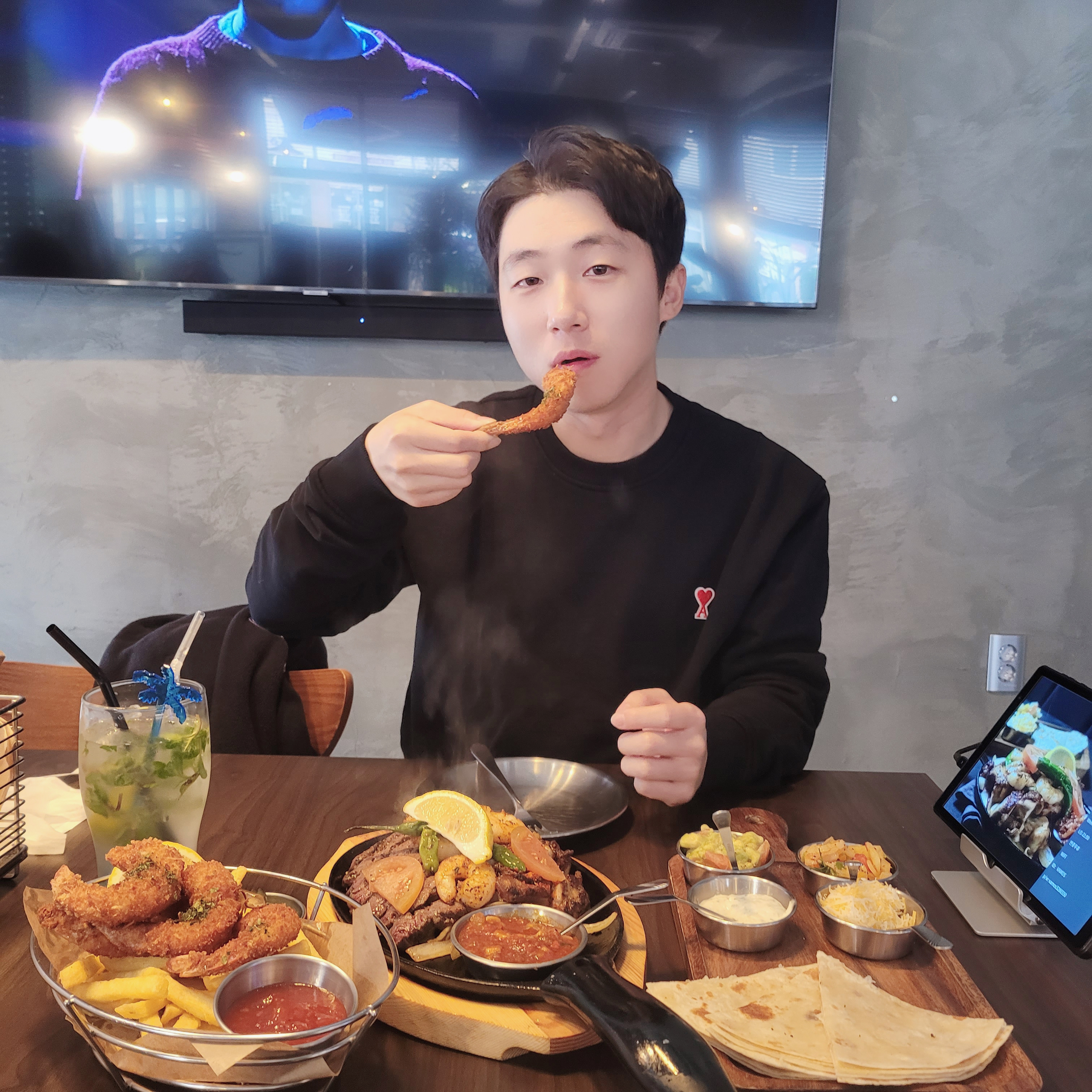 AMI de Coeur Sweatshirt Black, Supreme x The North Face Trans Antarctica Expedition Fleece Jacket Black - 17SS 착용 스타일 - 2