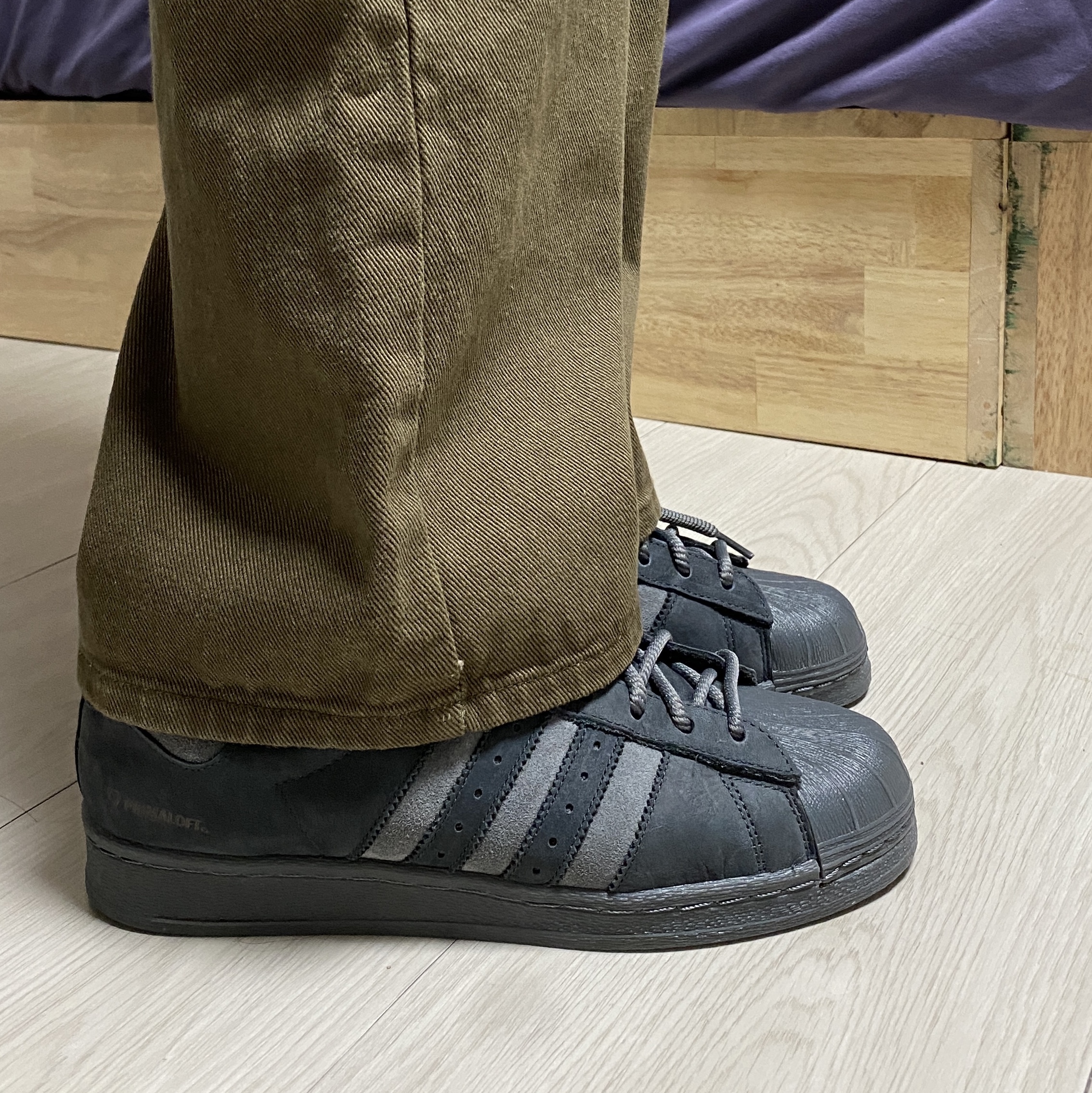 Adidas Superstar 82 Carbon Grey 착용 스타일 - 2